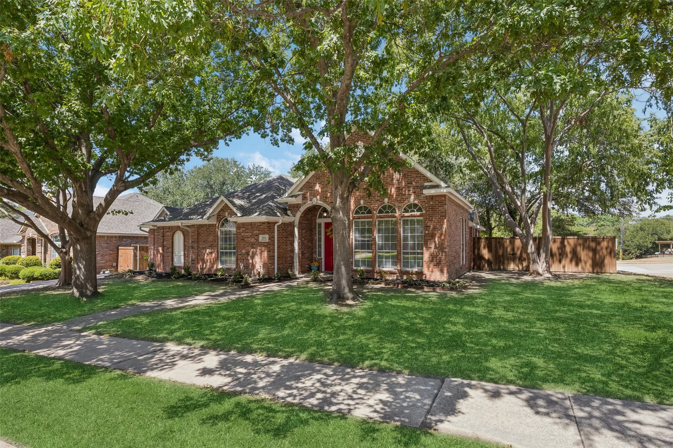 Single Family Residence For Sale in Collin County , 2824 Meadowside Drive, Mc Kinney, Texas 75071, 3 Bedroom, 3 Bathroom, 3 Garage spaces, 2,407 Sqft, built in 1992, mls#21373517, Real Estate Agent in Mc Kinney, Homes For Sale in Collin county, Homes For Sale in Mc Kinney, Realtor in Mc Kinney Texas, Real Estate Brokerage Independent Realty Texas, Luminita Cordes Realtor