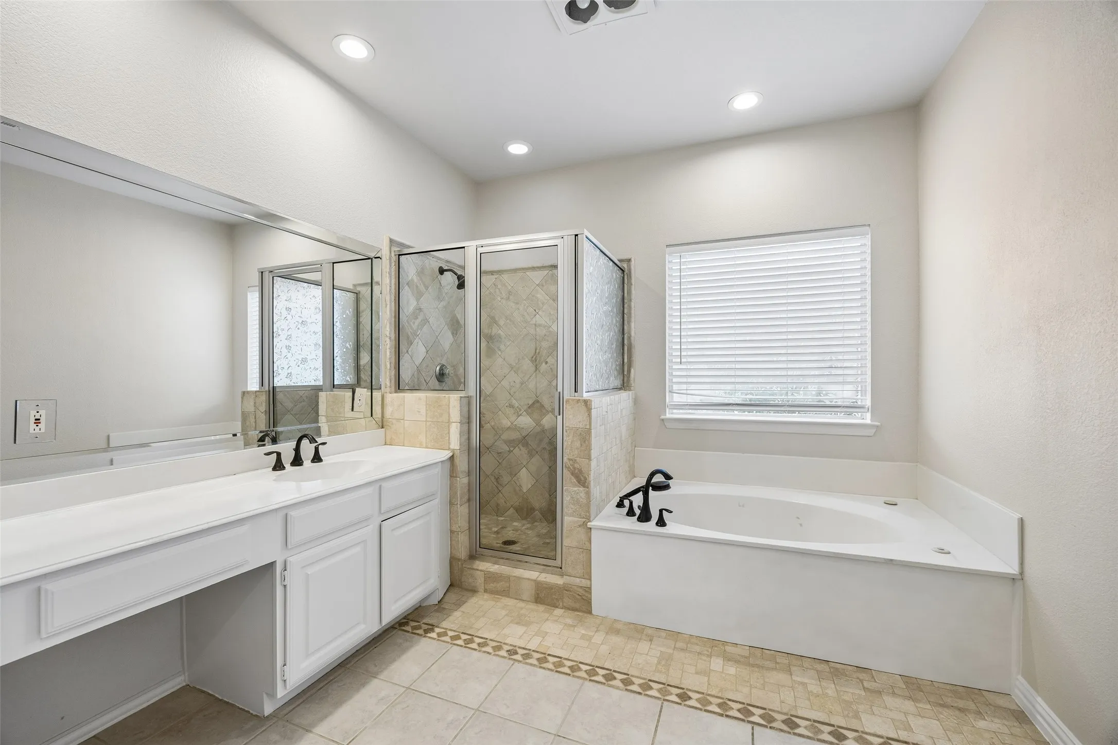 Single Family Residence For Sale in Collin County , 2824 Meadowside Drive, Mc Kinney, Texas 75071, 3 Bedroom, 3 Bathroom, 3 Garage spaces, 2,407 Sqft, built in 1992, mls#21373517, Real Estate Agent in Mc Kinney, Homes For Sale in Collin county, Homes For Sale in Mc Kinney, Realtor in Mc Kinney Texas, Real Estate Brokerage Independent Realty Texas, Luminita Cordes Realtor