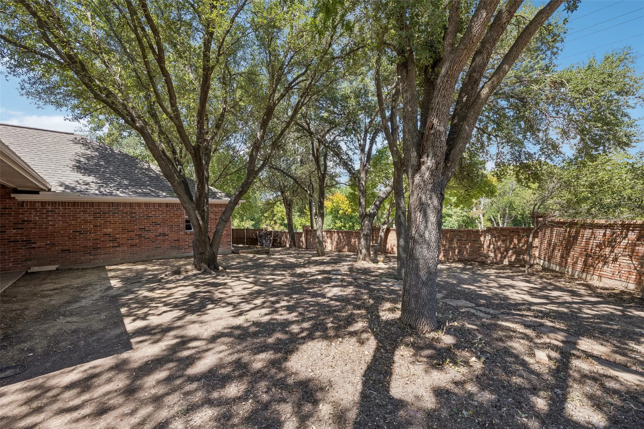 Single Family Residence For Sale in Collin County , 2824 Meadowside Drive, Mc Kinney, Texas 75071, 3 Bedroom, 3 Bathroom, 3 Garage spaces, 2,407 Sqft, built in 1992, mls#21373517, Real Estate Agent in Mc Kinney, Homes For Sale in Collin county, Homes For Sale in Mc Kinney, Realtor in Mc Kinney Texas, Real Estate Brokerage Independent Realty Texas, Luminita Cordes Realtor