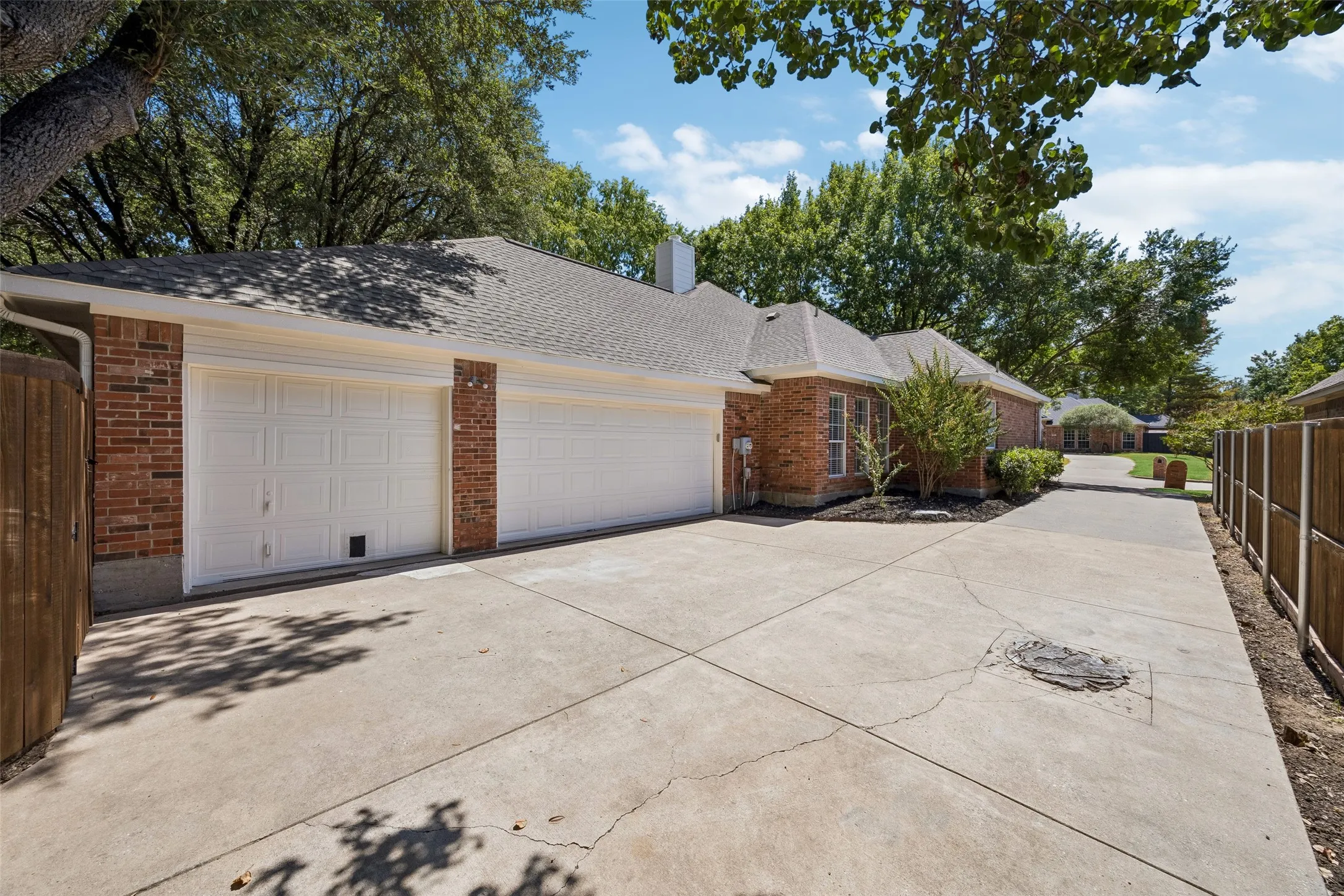 Single Family Residence For Sale in Collin County , 2824 Meadowside Drive, Mc Kinney, Texas 75071, 3 Bedroom, 3 Bathroom, 3 Garage spaces, 2,407 Sqft, built in 1992, mls#21373517, Real Estate Agent in Mc Kinney, Homes For Sale in Collin county, Homes For Sale in Mc Kinney, Realtor in Mc Kinney Texas, Real Estate Brokerage Independent Realty Texas, Luminita Cordes Realtor