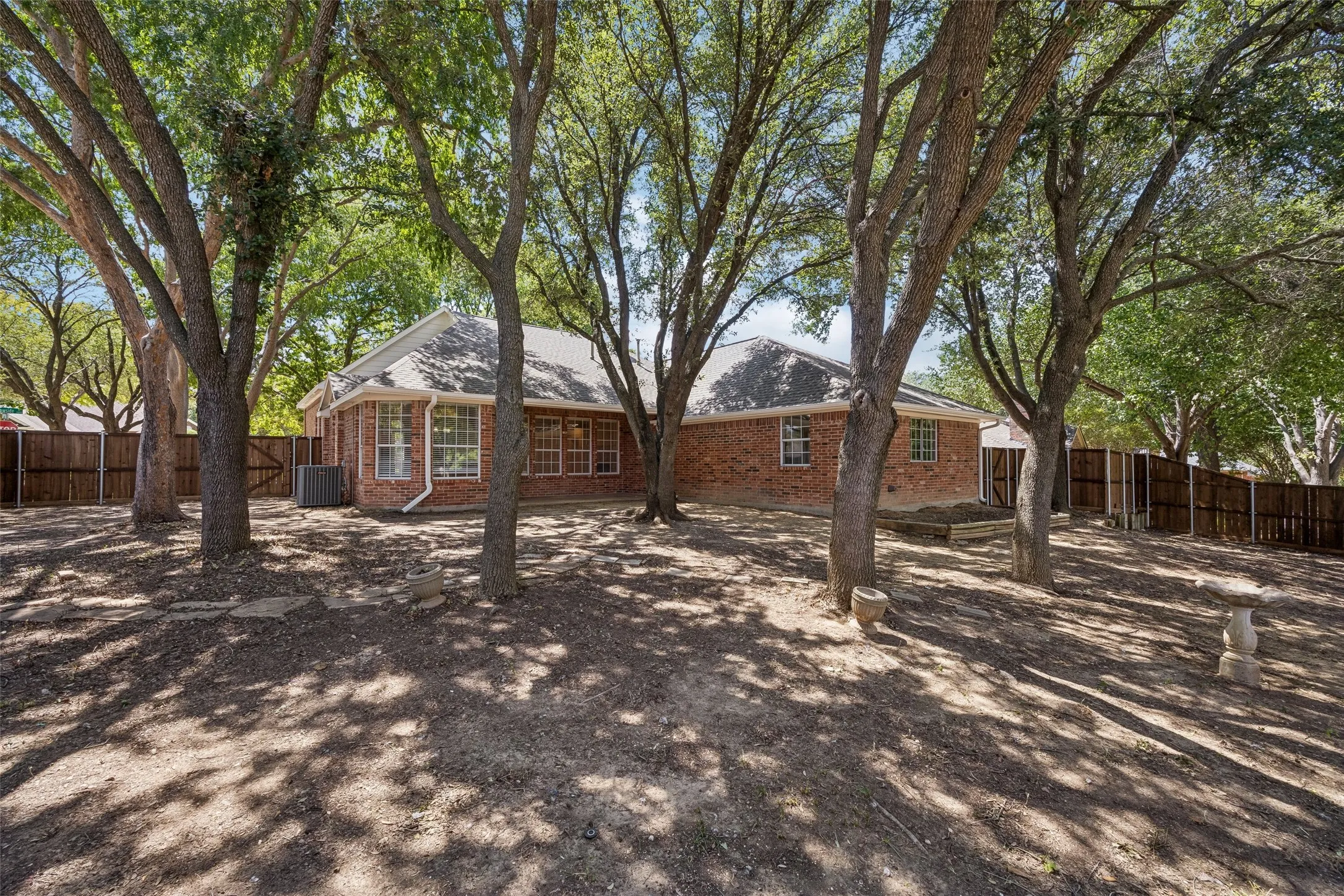 Single Family Residence For Sale in Collin County , 2824 Meadowside Drive, Mc Kinney, Texas 75071, 3 Bedroom, 3 Bathroom, 3 Garage spaces, 2,407 Sqft, built in 1992, mls#21373517, Real Estate Agent in Mc Kinney, Homes For Sale in Collin county, Homes For Sale in Mc Kinney, Realtor in Mc Kinney Texas, Real Estate Brokerage Independent Realty Texas, Luminita Cordes Realtor