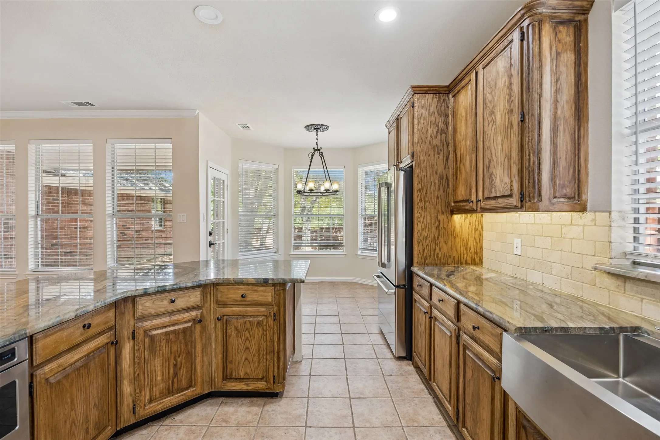 Single Family Residence For Sale in Collin County , 2824 Meadowside Drive, Mc Kinney, Texas 75071, 3 Bedroom, 3 Bathroom, 3 Garage spaces, 2,407 Sqft, built in 1992, mls#21373517, Real Estate Agent in Mc Kinney, Homes For Sale in Collin county, Homes For Sale in Mc Kinney, Realtor in Mc Kinney Texas, Real Estate Brokerage Independent Realty Texas, Luminita Cordes Realtor