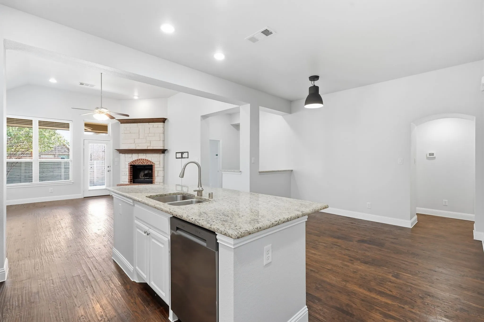 Single Family Residence For Sale in Denton County , 1529 8th Street, Argyle, Texas 76226, 3 Bedroom, 3 Bathroom, 2 Garage spaces, 2,296 Sqft, built in 2015, mls#21374317, Real Estate Agent in Argyle, Homes For Sale in Denton county, Homes For Sale in Argyle, Realtor in Argyle Texas, Real Estate Brokerage Independent Realty Texas, Luminita Cordes Realtor