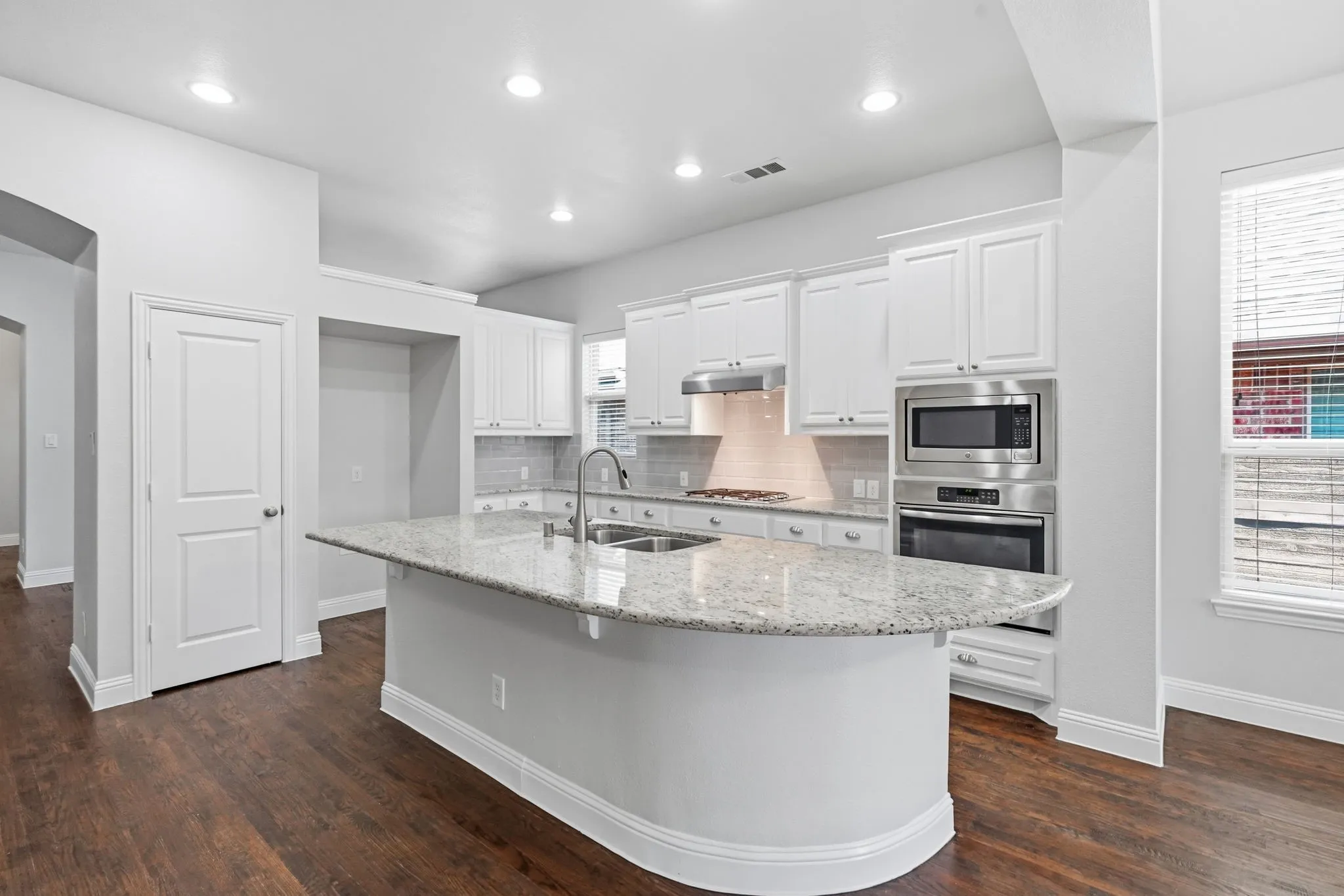 Single Family Residence For Sale in Denton County , 1529 8th Street, Argyle, Texas 76226, 3 Bedroom, 3 Bathroom, 2 Garage spaces, 2,296 Sqft, built in 2015, mls#21374317, Real Estate Agent in Argyle, Homes For Sale in Denton county, Homes For Sale in Argyle, Realtor in Argyle Texas, Real Estate Brokerage Independent Realty Texas, Luminita Cordes Realtor