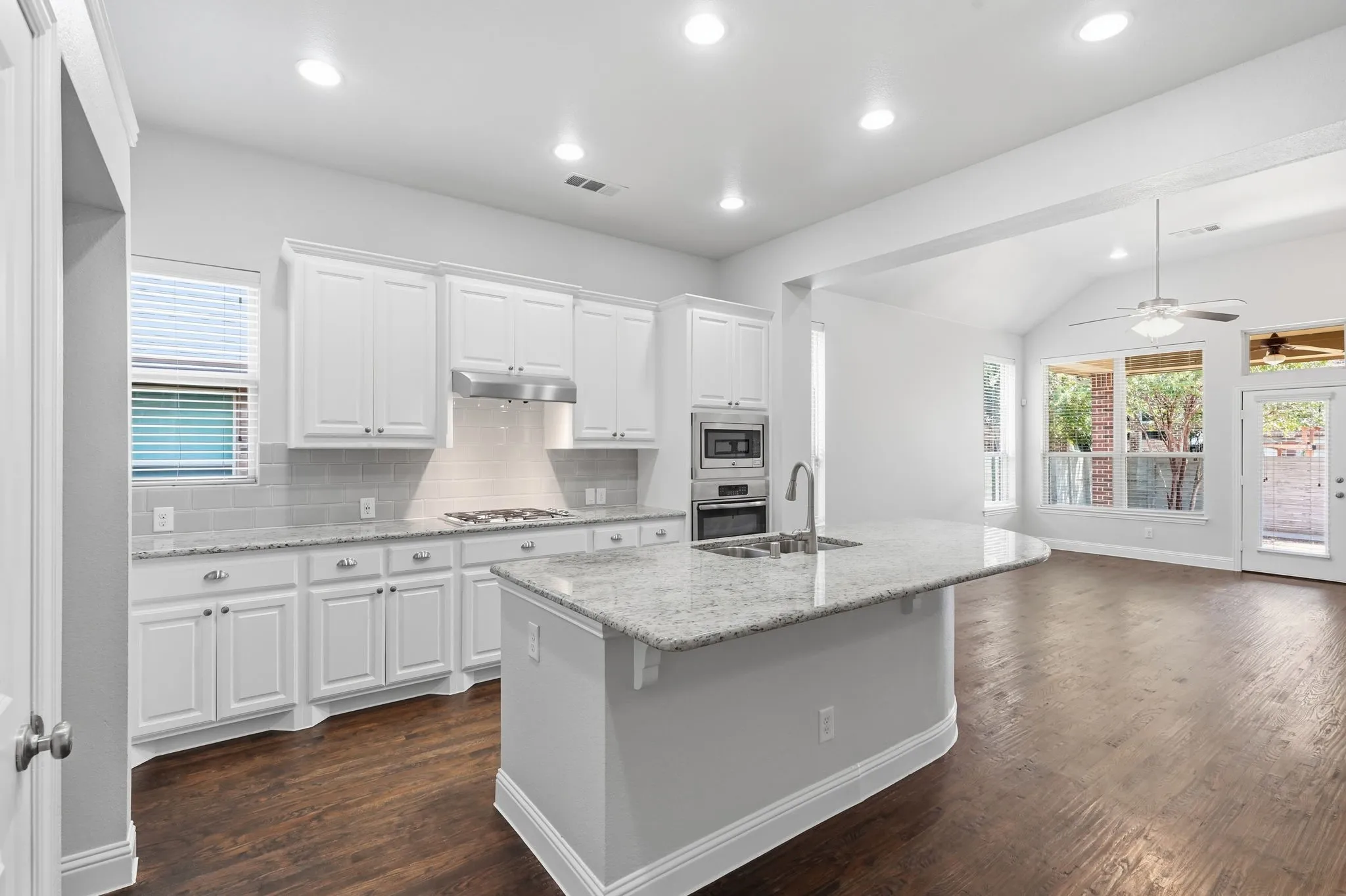 Single Family Residence For Sale in Denton County , 1529 8th Street, Argyle, Texas 76226, 3 Bedroom, 3 Bathroom, 2 Garage spaces, 2,296 Sqft, built in 2015, mls#21374317, Real Estate Agent in Argyle, Homes For Sale in Denton county, Homes For Sale in Argyle, Realtor in Argyle Texas, Real Estate Brokerage Independent Realty Texas, Luminita Cordes Realtor