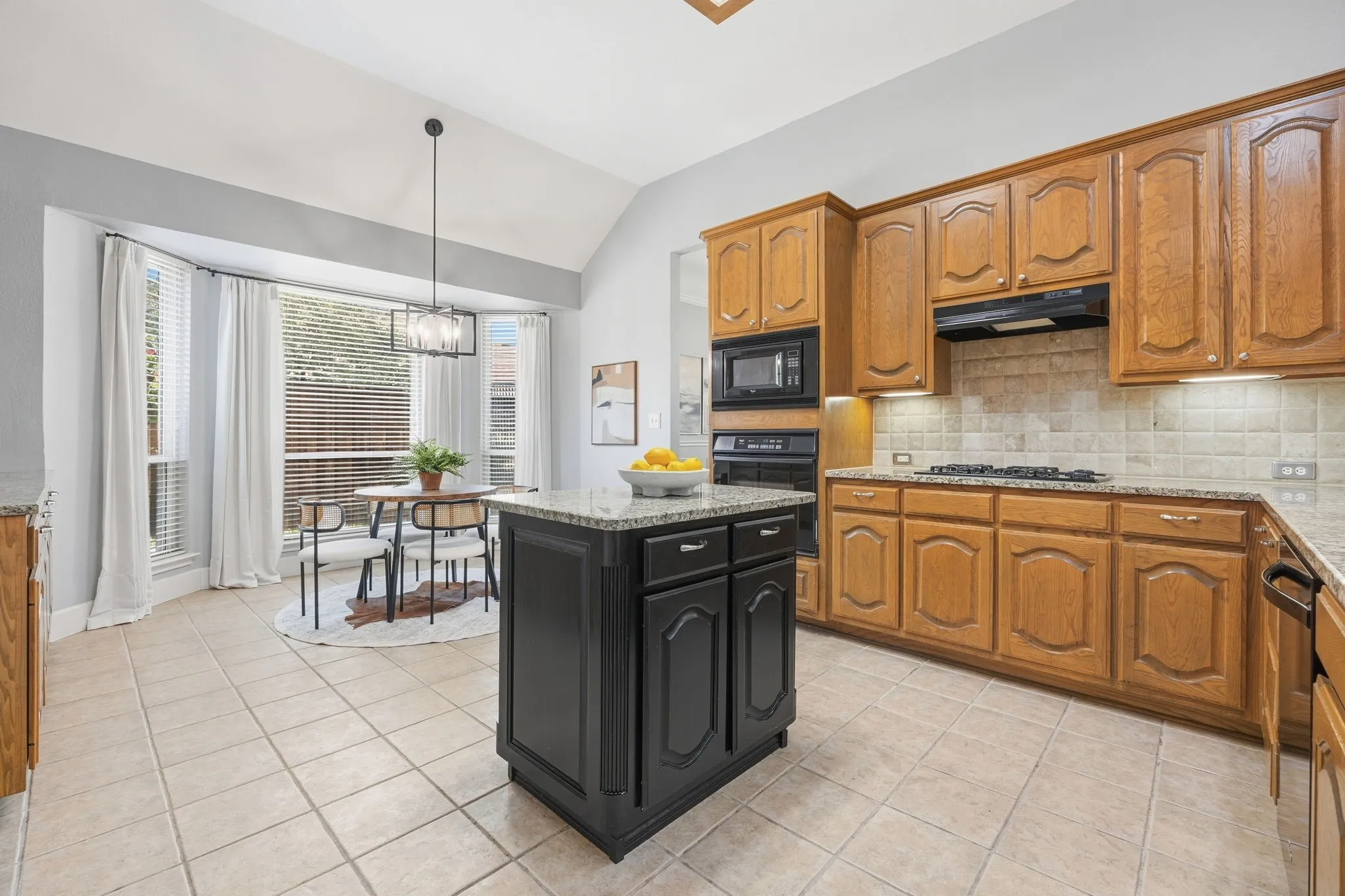 Kitchen w/Dining Area