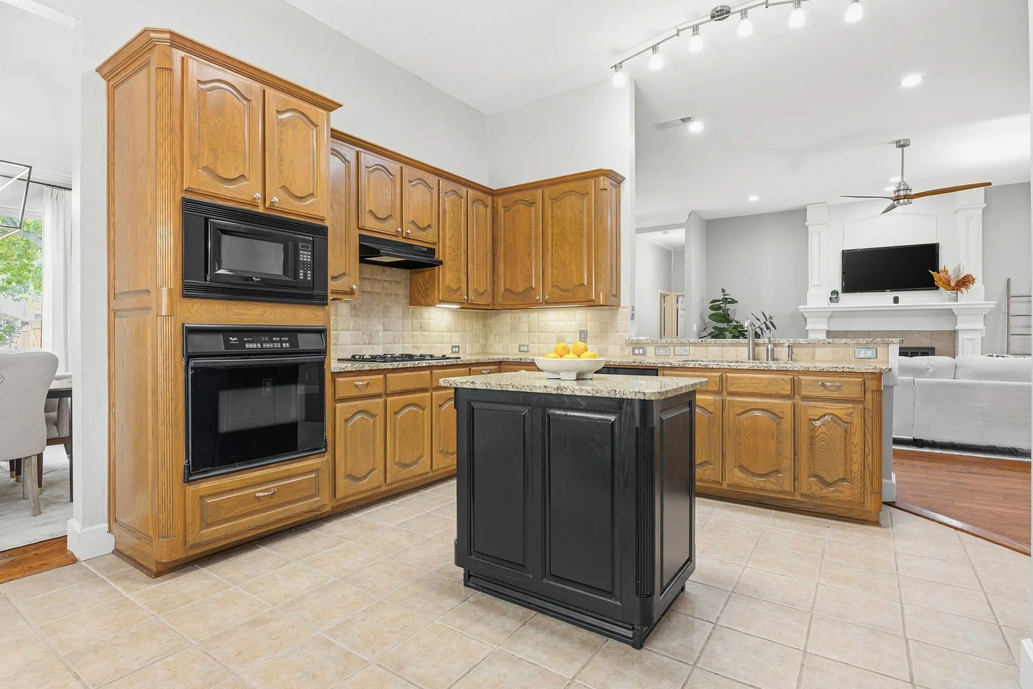 Kitchen w/Island
