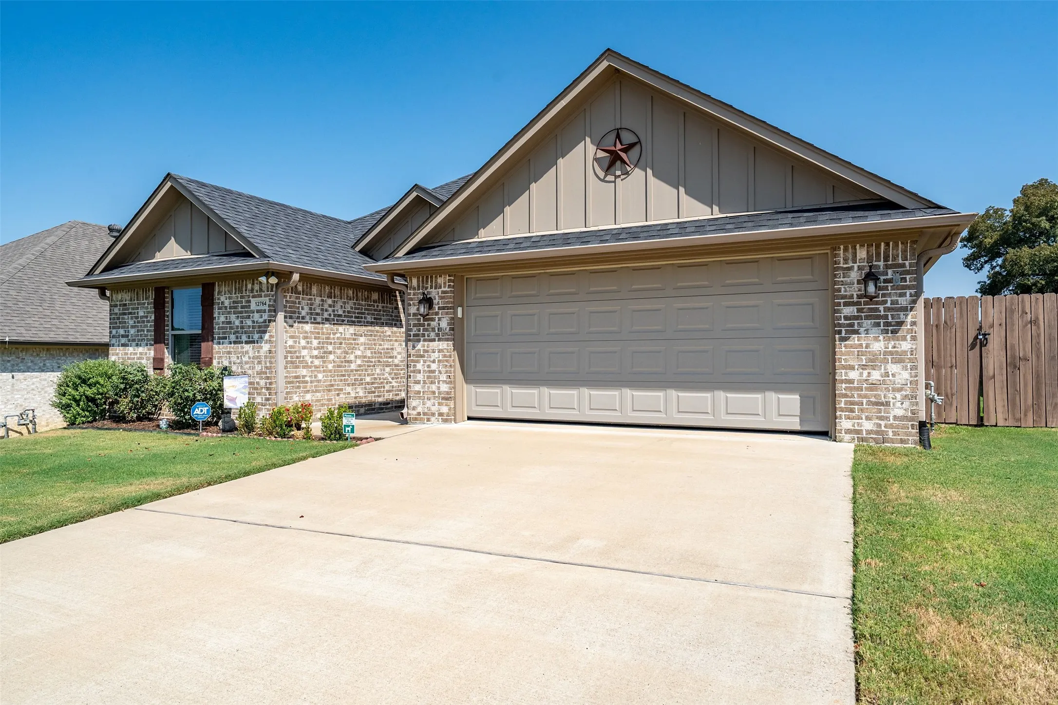 Single Family Residence For Sale in Smith County , 12764 Meadowbrook, Tyler, Texas 75709, 3 Bedroom, 2 Bathroom, 2 Garage spaces, 1,660 Sqft, built in 2020, mls#21376565, Real Estate Agent in Tyler, Homes For Sale in Smith county, Homes For Sale in Tyler, Realtor in Tyler Texas, Real Estate Brokerage Independent Realty Texas, Luminita Cordes Realtor