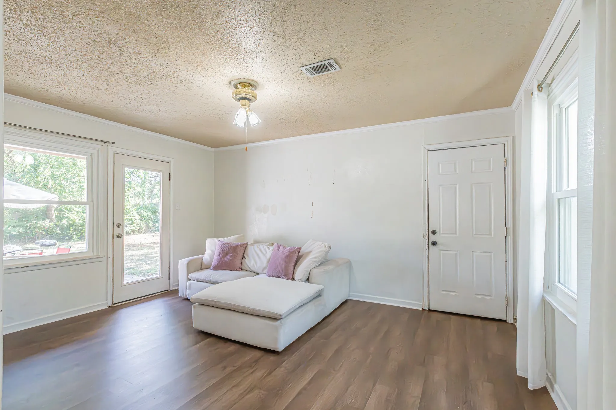 Single Family Residence For Sale in Tarrant County , 5761 Tracyne Drive, Westworth Village, Texas 76114, 3 Bedroom, 1 Bathroom, 2 Garage spaces, 1,354 Sqft, built in 1953, mls#21375715, Real Estate Agent in Westworth Village, Homes For Sale in Tarrant county, Homes For Sale in Westworth Village, Realtor in Westworth Village Texas, Real Estate Brokerage Independent Realty Texas, Luminita Cordes Realtor