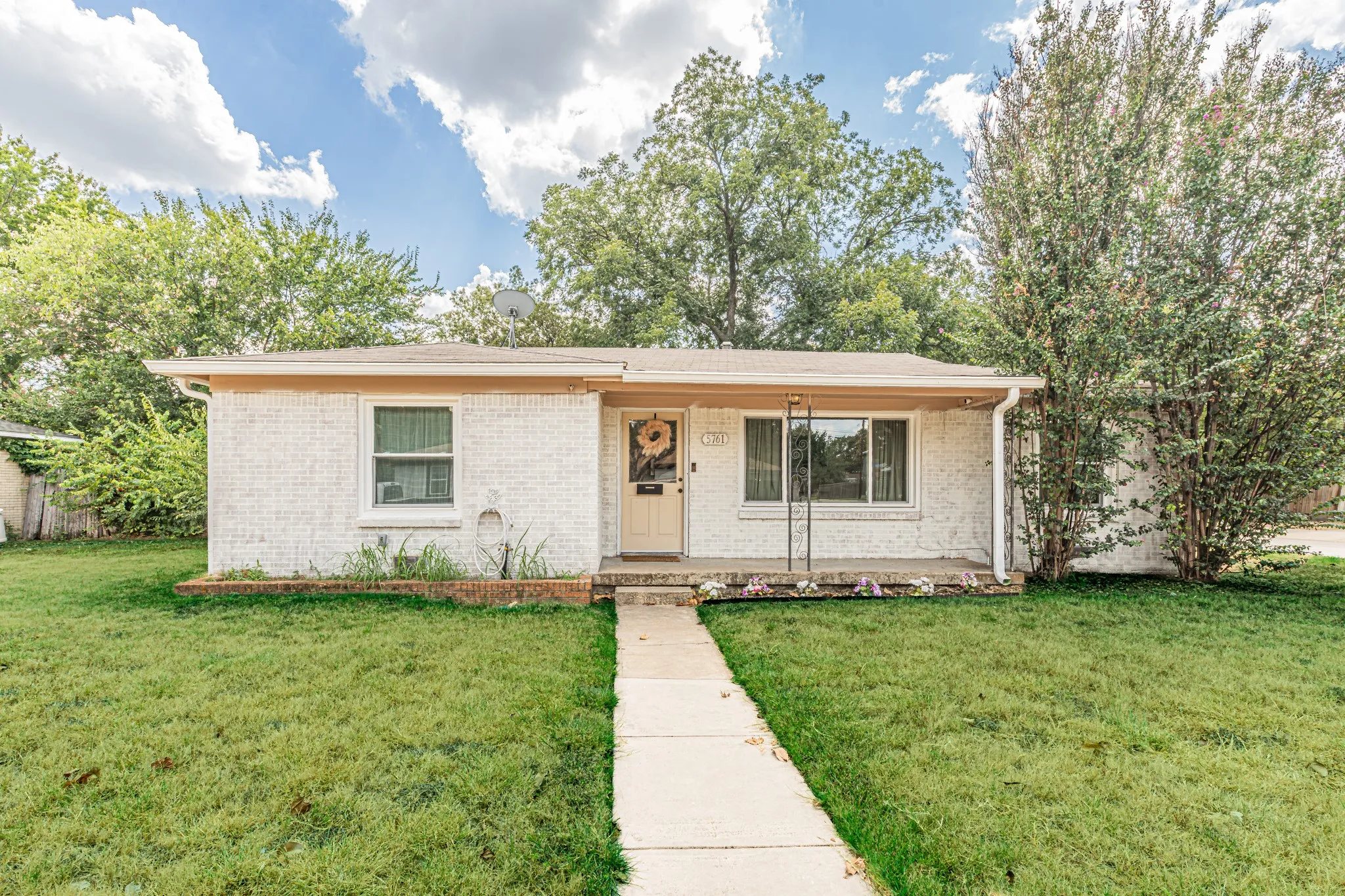 Single Family Residence For Sale in Tarrant County , 5761 Tracyne Drive, Westworth Village, Texas 76114, 3 Bedroom, 1 Bathroom, 2 Garage spaces, 1,354 Sqft, built in 1953, mls#21375715, Real Estate Agent in Westworth Village, Homes For Sale in Tarrant county, Homes For Sale in Westworth Village, Realtor in Westworth Village Texas, Real Estate Brokerage Independent Realty Texas, Luminita Cordes Realtor