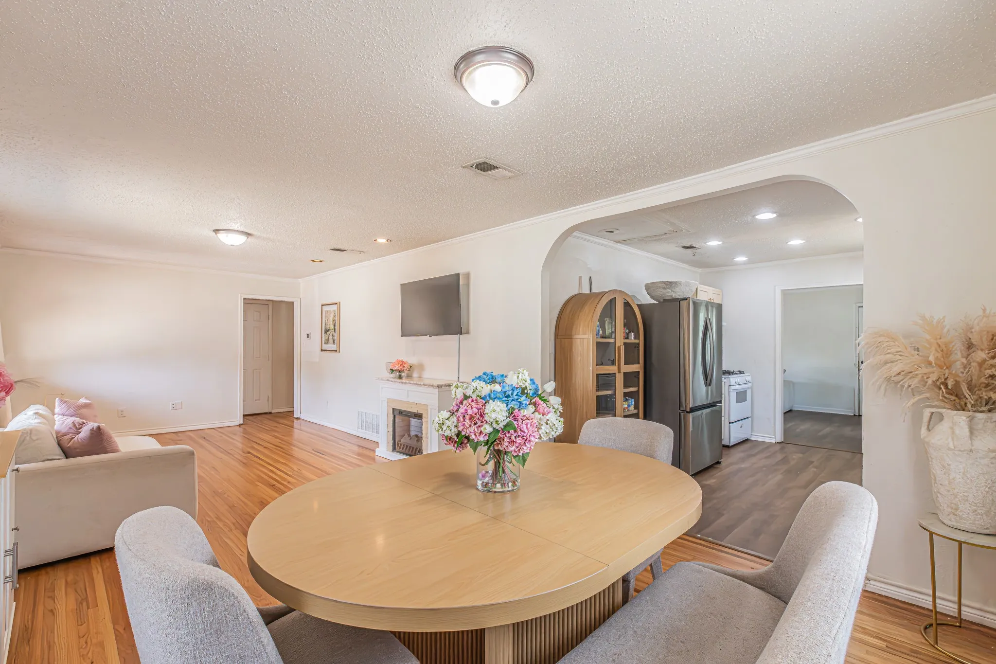 Single Family Residence For Sale in Tarrant County , 5761 Tracyne Drive, Westworth Village, Texas 76114, 3 Bedroom, 1 Bathroom, 2 Garage spaces, 1,354 Sqft, built in 1953, mls#21375715, Real Estate Agent in Westworth Village, Homes For Sale in Tarrant county, Homes For Sale in Westworth Village, Realtor in Westworth Village Texas, Real Estate Brokerage Independent Realty Texas, Luminita Cordes Realtor