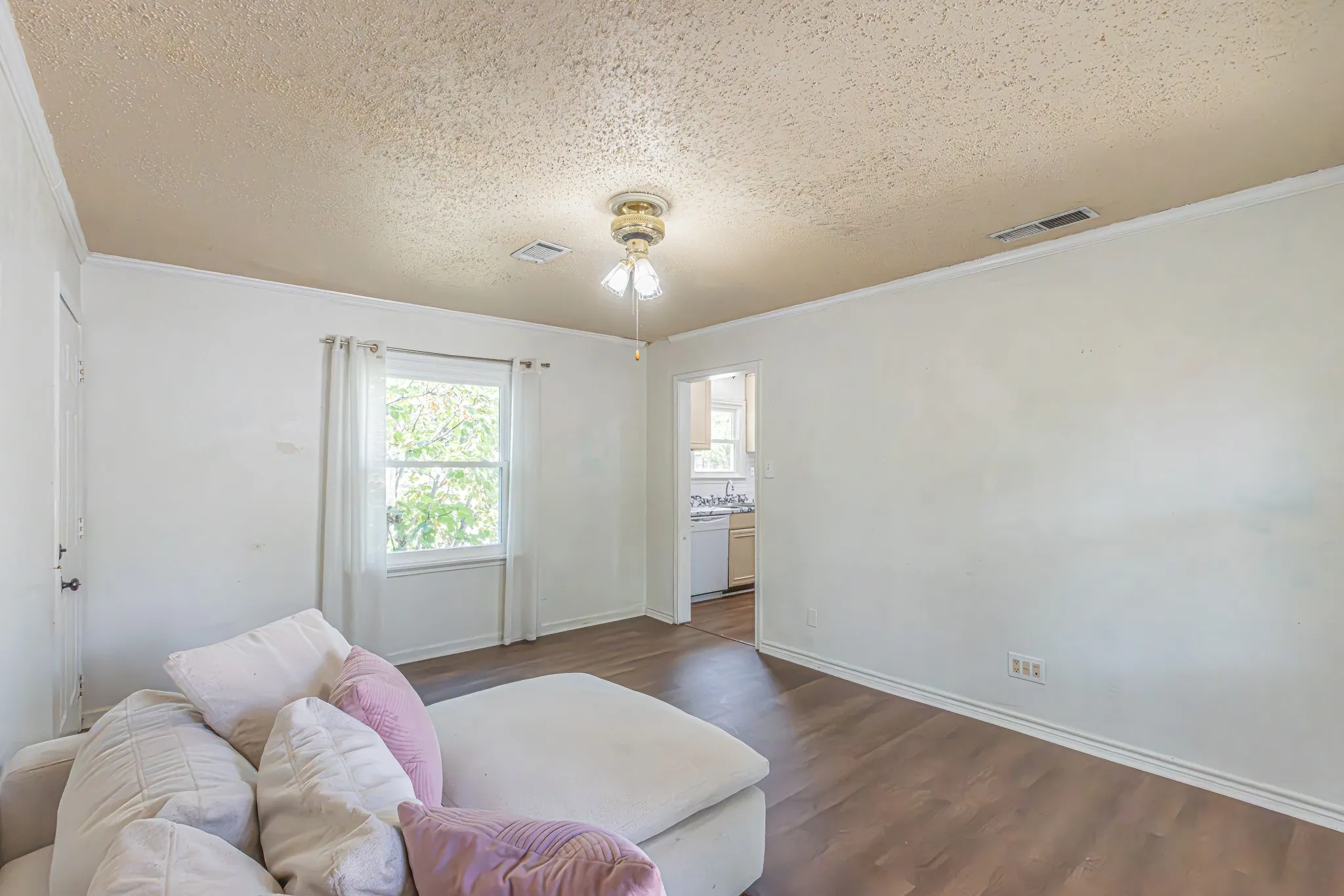 Single Family Residence For Sale in Tarrant County , 5761 Tracyne Drive, Westworth Village, Texas 76114, 3 Bedroom, 1 Bathroom, 2 Garage spaces, 1,354 Sqft, built in 1953, mls#21375715, Real Estate Agent in Westworth Village, Homes For Sale in Tarrant county, Homes For Sale in Westworth Village, Realtor in Westworth Village Texas, Real Estate Brokerage Independent Realty Texas, Luminita Cordes Realtor