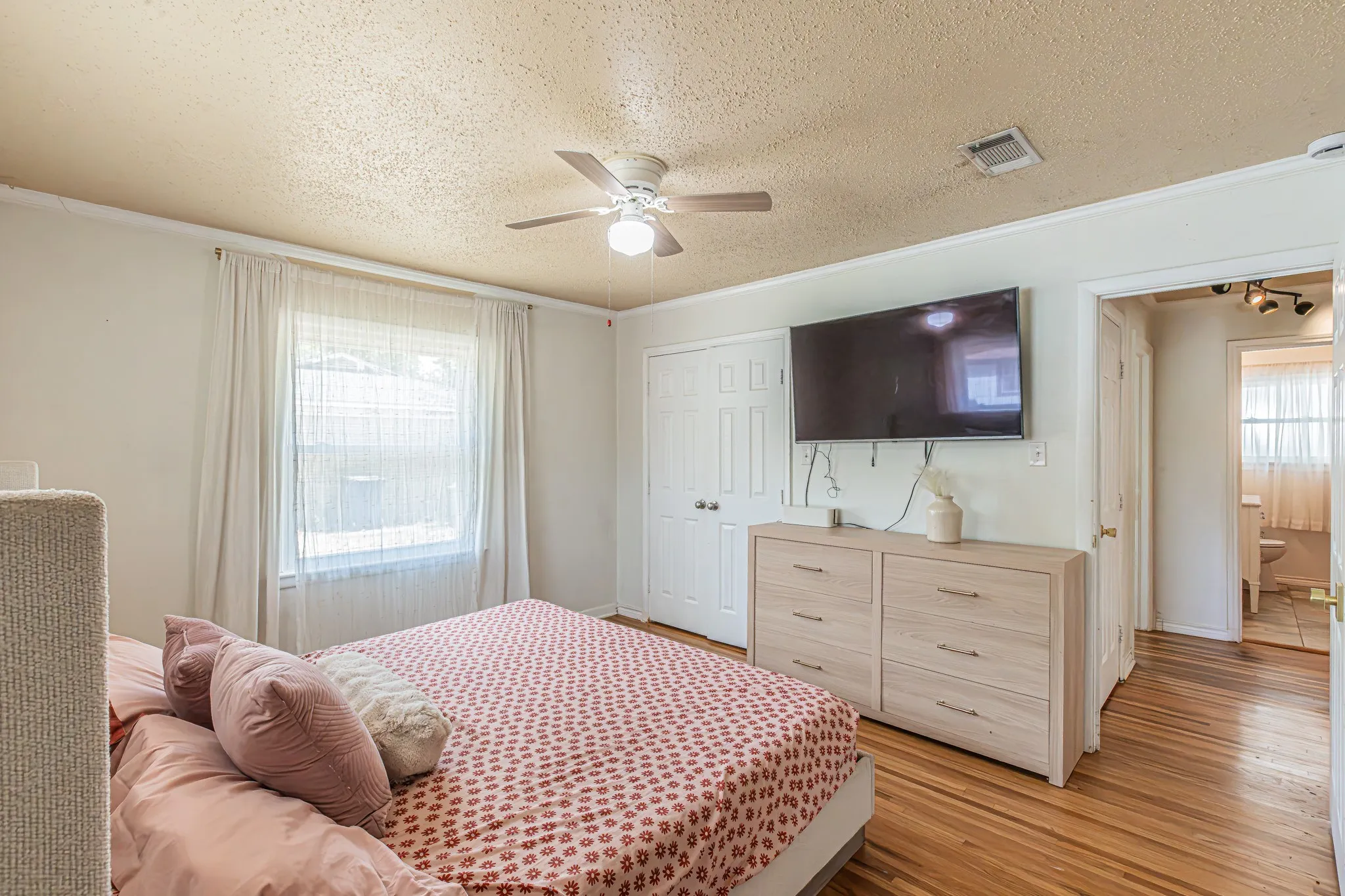Single Family Residence For Sale in Tarrant County , 5761 Tracyne Drive, Westworth Village, Texas 76114, 3 Bedroom, 1 Bathroom, 2 Garage spaces, 1,354 Sqft, built in 1953, mls#21375715, Real Estate Agent in Westworth Village, Homes For Sale in Tarrant county, Homes For Sale in Westworth Village, Realtor in Westworth Village Texas, Real Estate Brokerage Independent Realty Texas, Luminita Cordes Realtor