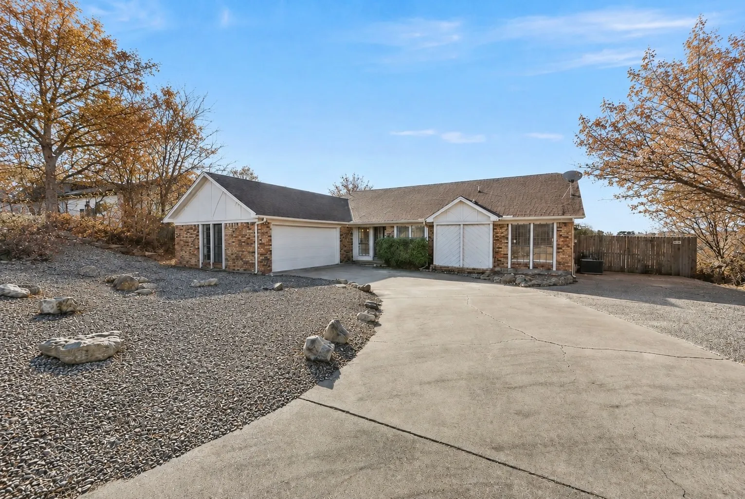 Single Family Residence For Rent in Tarrant County , 8721 Hidden Hill Drive, Fort Worth, Texas 76179, 3 Bedroom, 2 Bathroom, 2 Garage spaces, 1,869 Sqft, built in 1976, mls#21376427, Real Estate Agent in Fort Worth, Homes For Rent in Tarrant county, Homes For Rent in Fort Worth, Realtor in Fort Worth Texas, Real Estate Brokerage Independent Realty Texas, Luminita Cordes Realtor