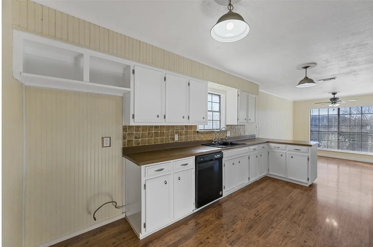 Single Family Residence For Rent in Tarrant County , 8721 Hidden Hill Drive, Fort Worth, Texas 76179, 3 Bedroom, 2 Bathroom, 2 Garage spaces, 1,869 Sqft, built in 1976, mls#21376427, Real Estate Agent in Fort Worth, Homes For Rent in Tarrant county, Homes For Rent in Fort Worth, Realtor in Fort Worth Texas, Real Estate Brokerage Independent Realty Texas, Luminita Cordes Realtor