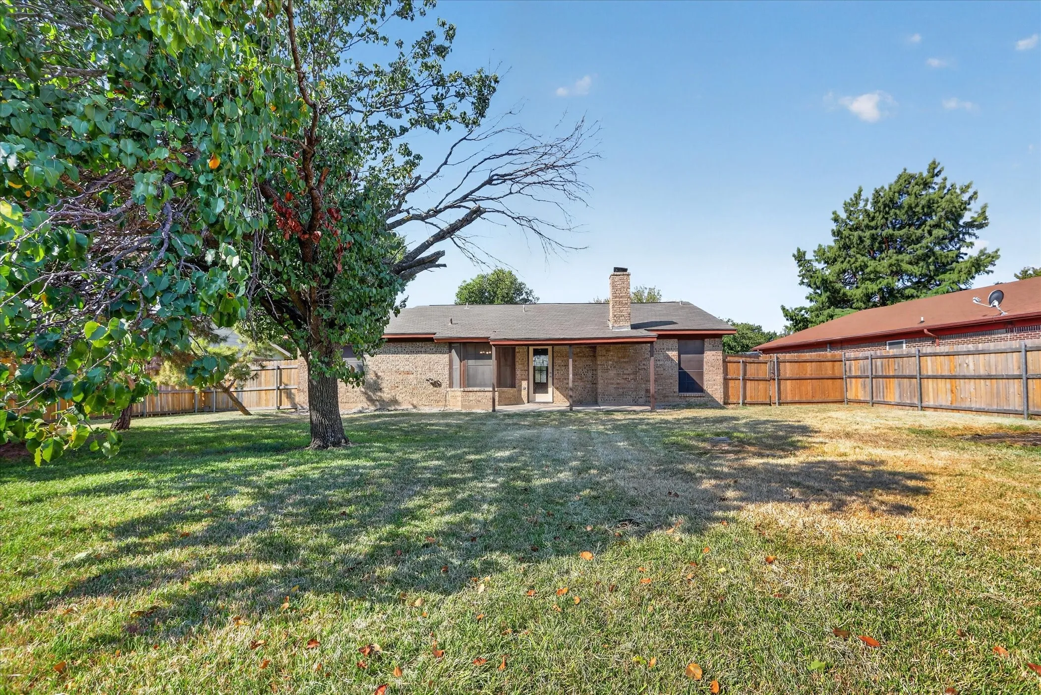 Single Family Residence For Sale in Tarrant County , 208 Asbury Drive, Saginaw, Texas 76179, 3 Bedroom, 2 Bathroom, 2 Garage spaces, 1,302 Sqft, built in 1983, mls#21376555, Real Estate Agent in Saginaw, Homes For Sale in Tarrant county, Homes For Sale in Saginaw, Realtor in Saginaw Texas, Real Estate Brokerage Independent Realty Texas, Luminita Cordes Realtor