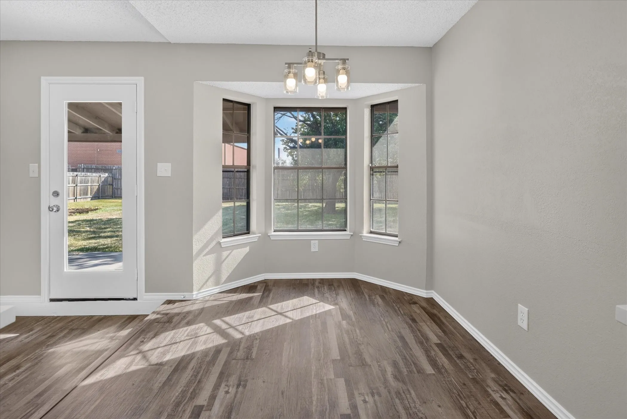 Single Family Residence For Sale in Tarrant County , 208 Asbury Drive, Saginaw, Texas 76179, 3 Bedroom, 2 Bathroom, 2 Garage spaces, 1,302 Sqft, built in 1983, mls#21376555, Real Estate Agent in Saginaw, Homes For Sale in Tarrant county, Homes For Sale in Saginaw, Realtor in Saginaw Texas, Real Estate Brokerage Independent Realty Texas, Luminita Cordes Realtor