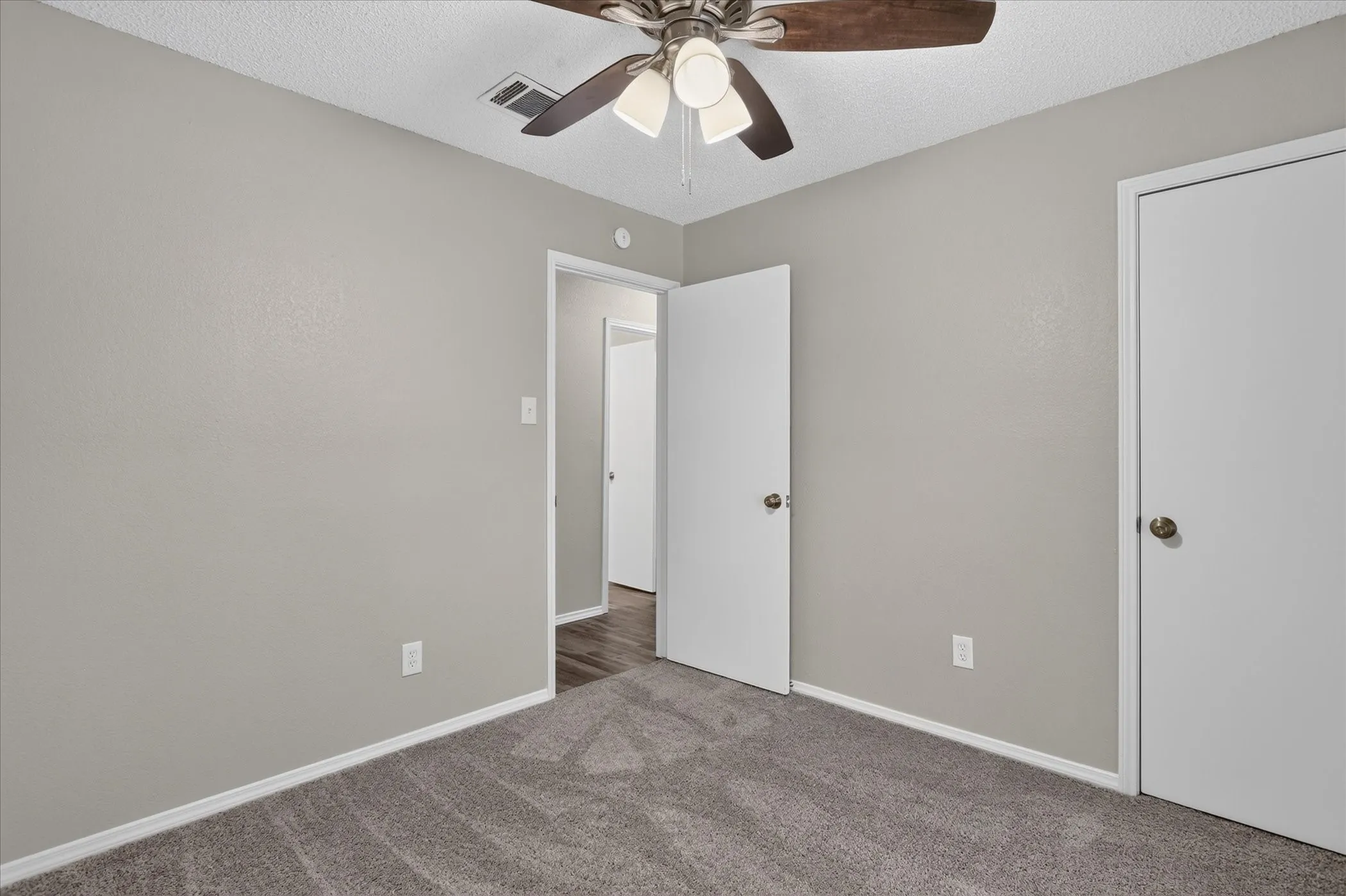 Single Family Residence For Sale in Tarrant County , 208 Asbury Drive, Saginaw, Texas 76179, 3 Bedroom, 2 Bathroom, 2 Garage spaces, 1,302 Sqft, built in 1983, mls#21376555, Real Estate Agent in Saginaw, Homes For Sale in Tarrant county, Homes For Sale in Saginaw, Realtor in Saginaw Texas, Real Estate Brokerage Independent Realty Texas, Luminita Cordes Realtor