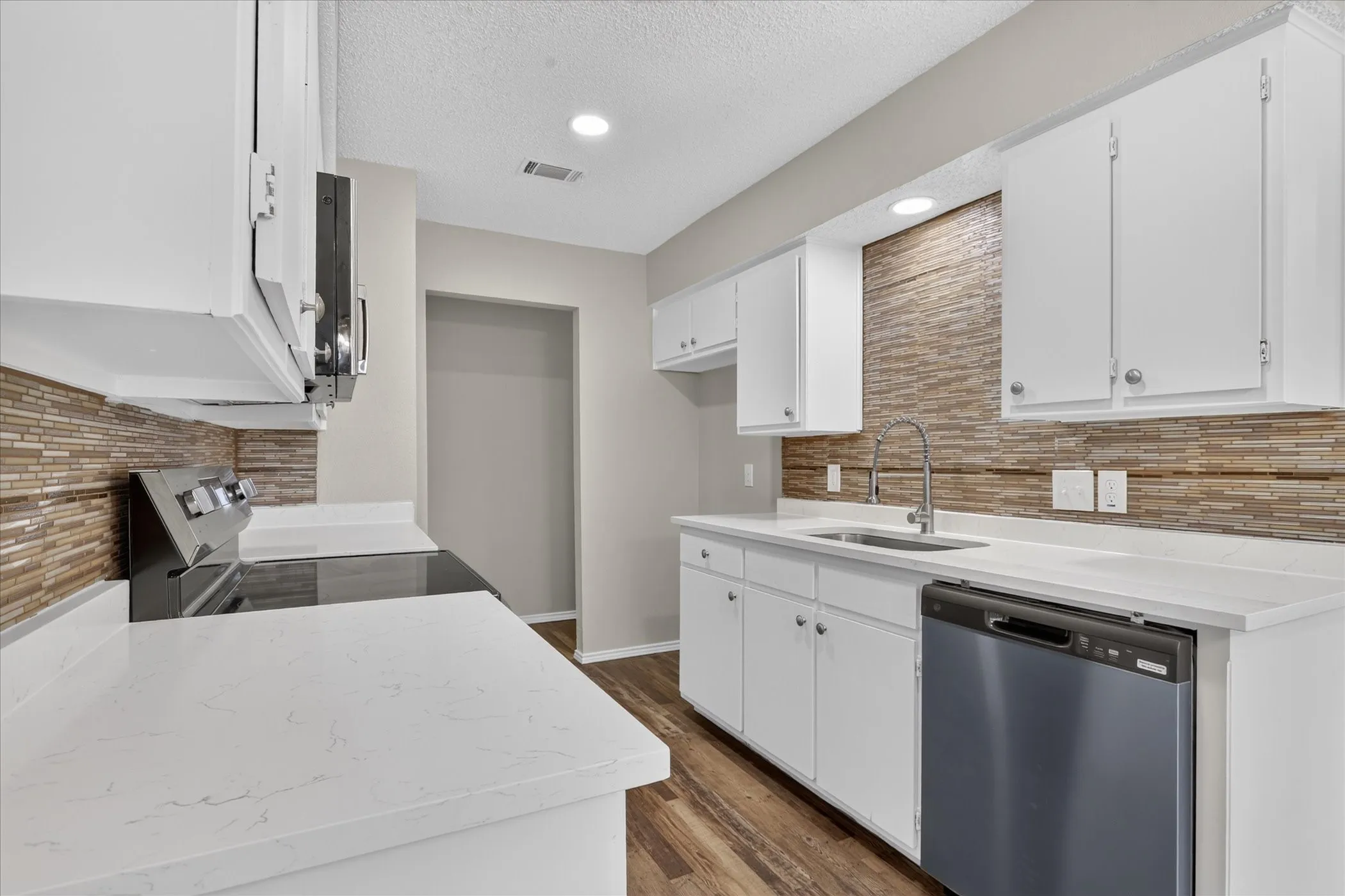 Single Family Residence For Sale in Tarrant County , 208 Asbury Drive, Saginaw, Texas 76179, 3 Bedroom, 2 Bathroom, 2 Garage spaces, 1,302 Sqft, built in 1983, mls#21376555, Real Estate Agent in Saginaw, Homes For Sale in Tarrant county, Homes For Sale in Saginaw, Realtor in Saginaw Texas, Real Estate Brokerage Independent Realty Texas, Luminita Cordes Realtor