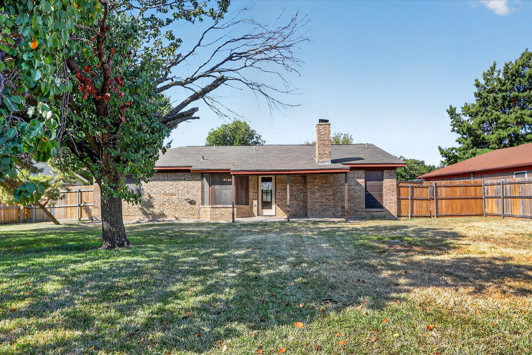 Single Family Residence For Sale in Tarrant County , 208 Asbury Drive, Saginaw, Texas 76179, 3 Bedroom, 2 Bathroom, 2 Garage spaces, 1,302 Sqft, built in 1983, mls#21376555, Real Estate Agent in Saginaw, Homes For Sale in Tarrant county, Homes For Sale in Saginaw, Realtor in Saginaw Texas, Real Estate Brokerage Independent Realty Texas, Luminita Cordes Realtor