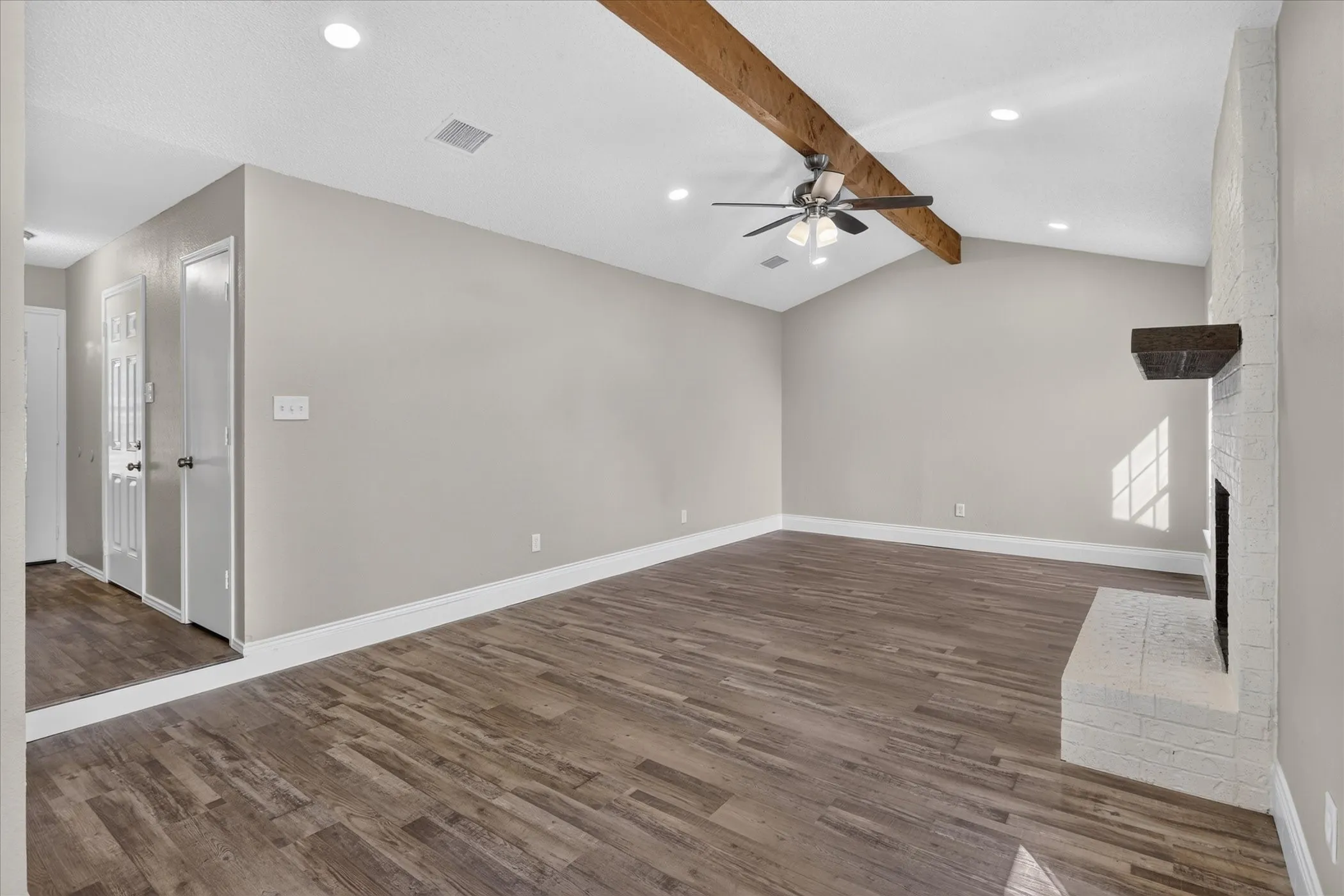 Single Family Residence For Sale in Tarrant County , 208 Asbury Drive, Saginaw, Texas 76179, 3 Bedroom, 2 Bathroom, 2 Garage spaces, 1,302 Sqft, built in 1983, mls#21376555, Real Estate Agent in Saginaw, Homes For Sale in Tarrant county, Homes For Sale in Saginaw, Realtor in Saginaw Texas, Real Estate Brokerage Independent Realty Texas, Luminita Cordes Realtor