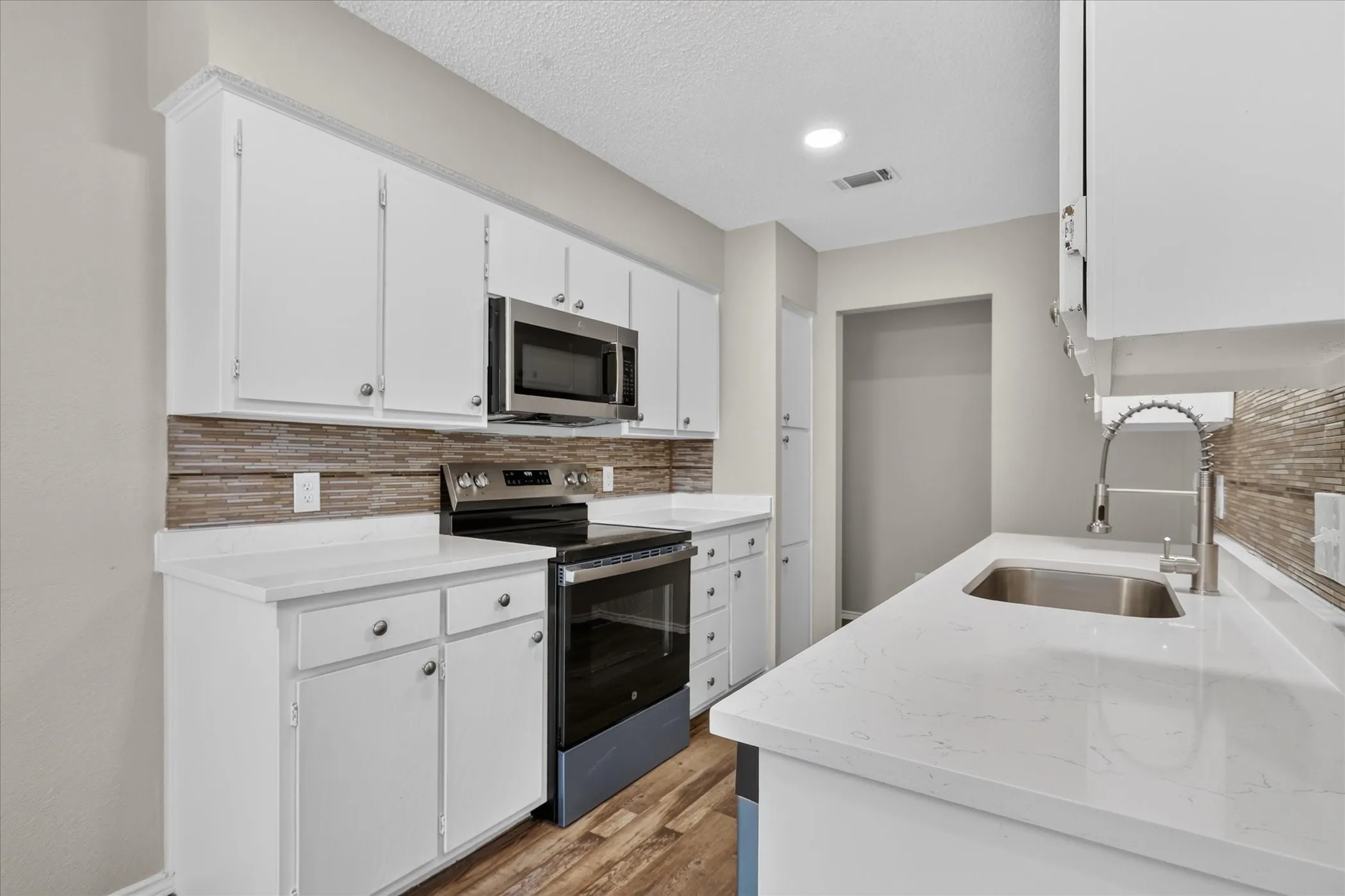Single Family Residence For Sale in Tarrant County , 208 Asbury Drive, Saginaw, Texas 76179, 3 Bedroom, 2 Bathroom, 2 Garage spaces, 1,302 Sqft, built in 1983, mls#21376555, Real Estate Agent in Saginaw, Homes For Sale in Tarrant county, Homes For Sale in Saginaw, Realtor in Saginaw Texas, Real Estate Brokerage Independent Realty Texas, Luminita Cordes Realtor