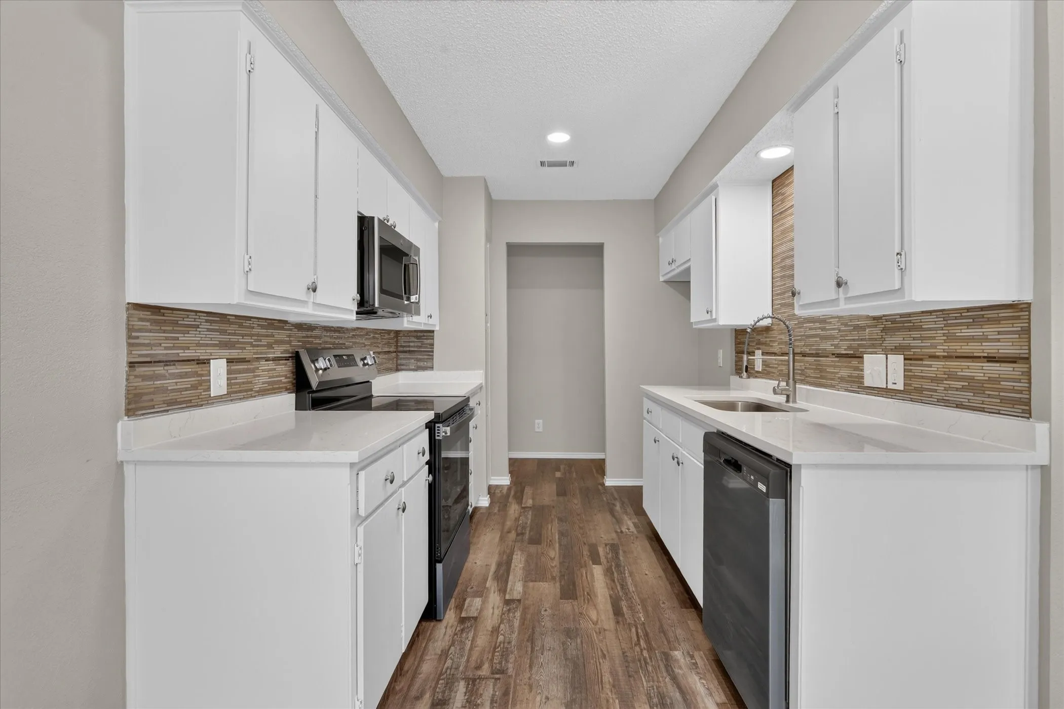 Single Family Residence For Sale in Tarrant County , 208 Asbury Drive, Saginaw, Texas 76179, 3 Bedroom, 2 Bathroom, 2 Garage spaces, 1,302 Sqft, built in 1983, mls#21376555, Real Estate Agent in Saginaw, Homes For Sale in Tarrant county, Homes For Sale in Saginaw, Realtor in Saginaw Texas, Real Estate Brokerage Independent Realty Texas, Luminita Cordes Realtor