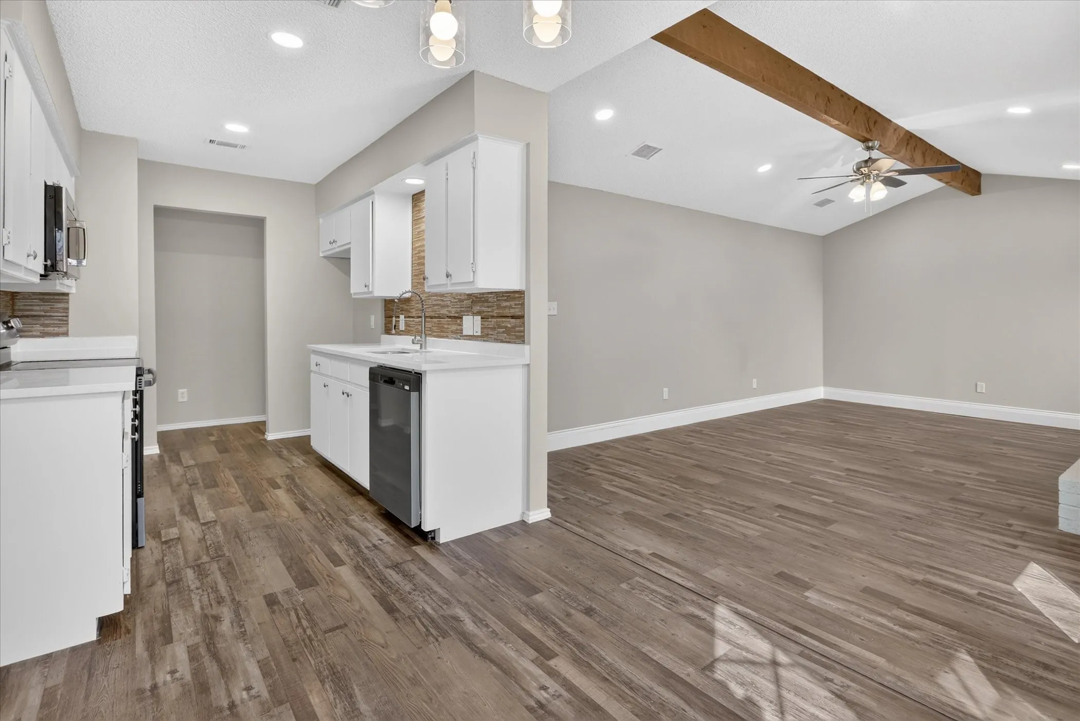 Single Family Residence For Sale in Tarrant County , 208 Asbury Drive, Saginaw, Texas 76179, 3 Bedroom, 2 Bathroom, 2 Garage spaces, 1,302 Sqft, built in 1983, mls#21376555, Real Estate Agent in Saginaw, Homes For Sale in Tarrant county, Homes For Sale in Saginaw, Realtor in Saginaw Texas, Real Estate Brokerage Independent Realty Texas, Luminita Cordes Realtor