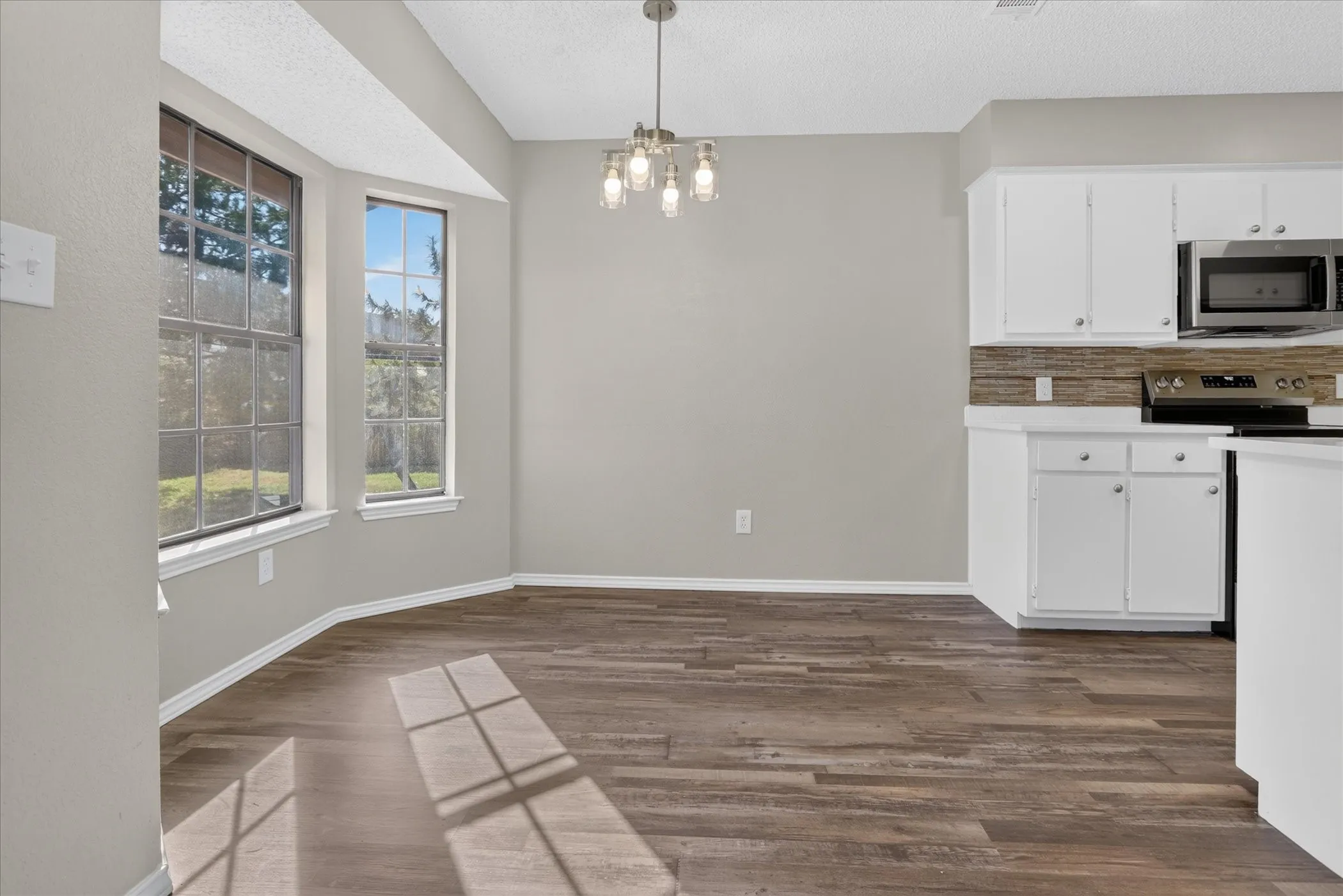 Single Family Residence For Sale in Tarrant County , 208 Asbury Drive, Saginaw, Texas 76179, 3 Bedroom, 2 Bathroom, 2 Garage spaces, 1,302 Sqft, built in 1983, mls#21376555, Real Estate Agent in Saginaw, Homes For Sale in Tarrant county, Homes For Sale in Saginaw, Realtor in Saginaw Texas, Real Estate Brokerage Independent Realty Texas, Luminita Cordes Realtor