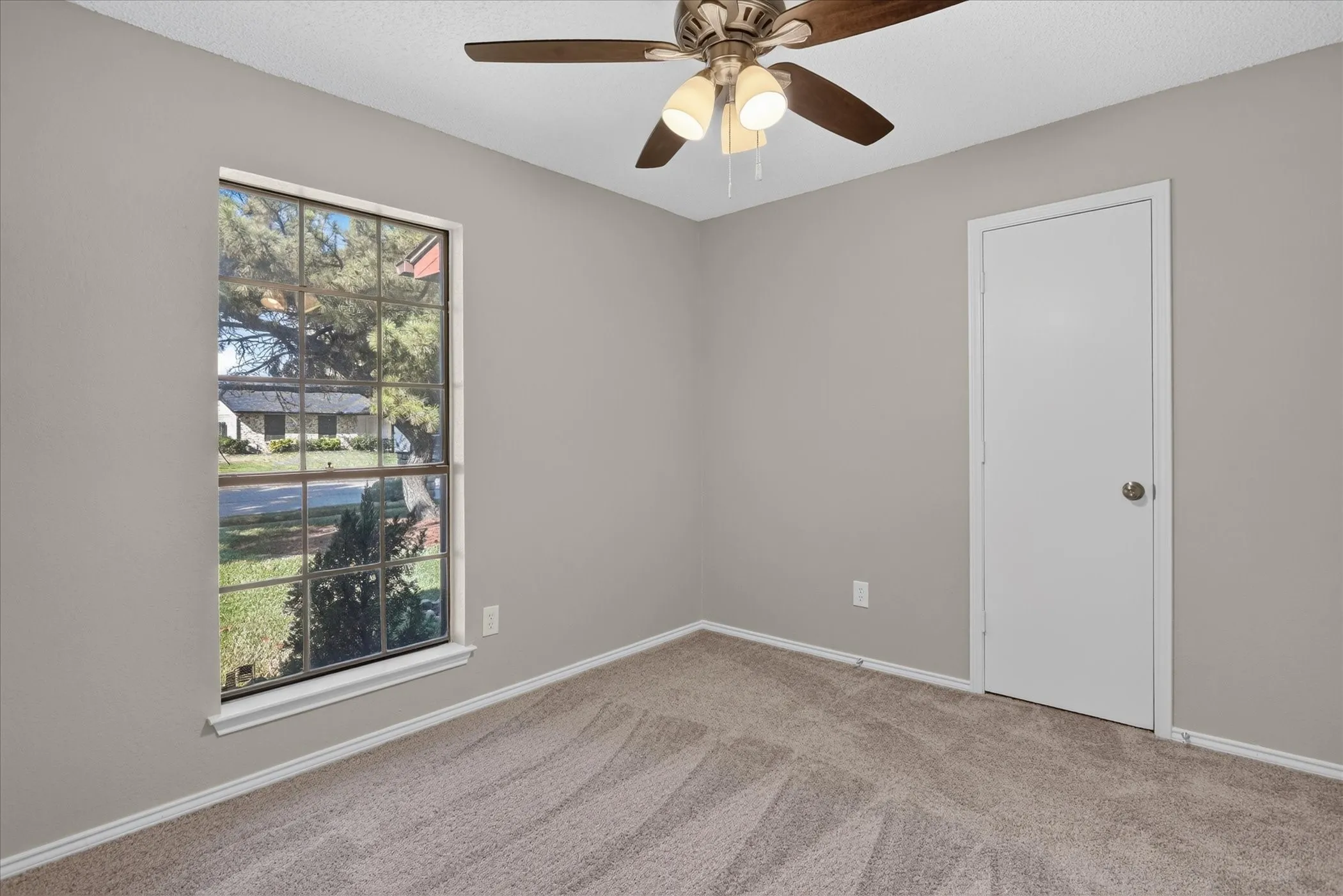 Single Family Residence For Sale in Tarrant County , 208 Asbury Drive, Saginaw, Texas 76179, 3 Bedroom, 2 Bathroom, 2 Garage spaces, 1,302 Sqft, built in 1983, mls#21376555, Real Estate Agent in Saginaw, Homes For Sale in Tarrant county, Homes For Sale in Saginaw, Realtor in Saginaw Texas, Real Estate Brokerage Independent Realty Texas, Luminita Cordes Realtor