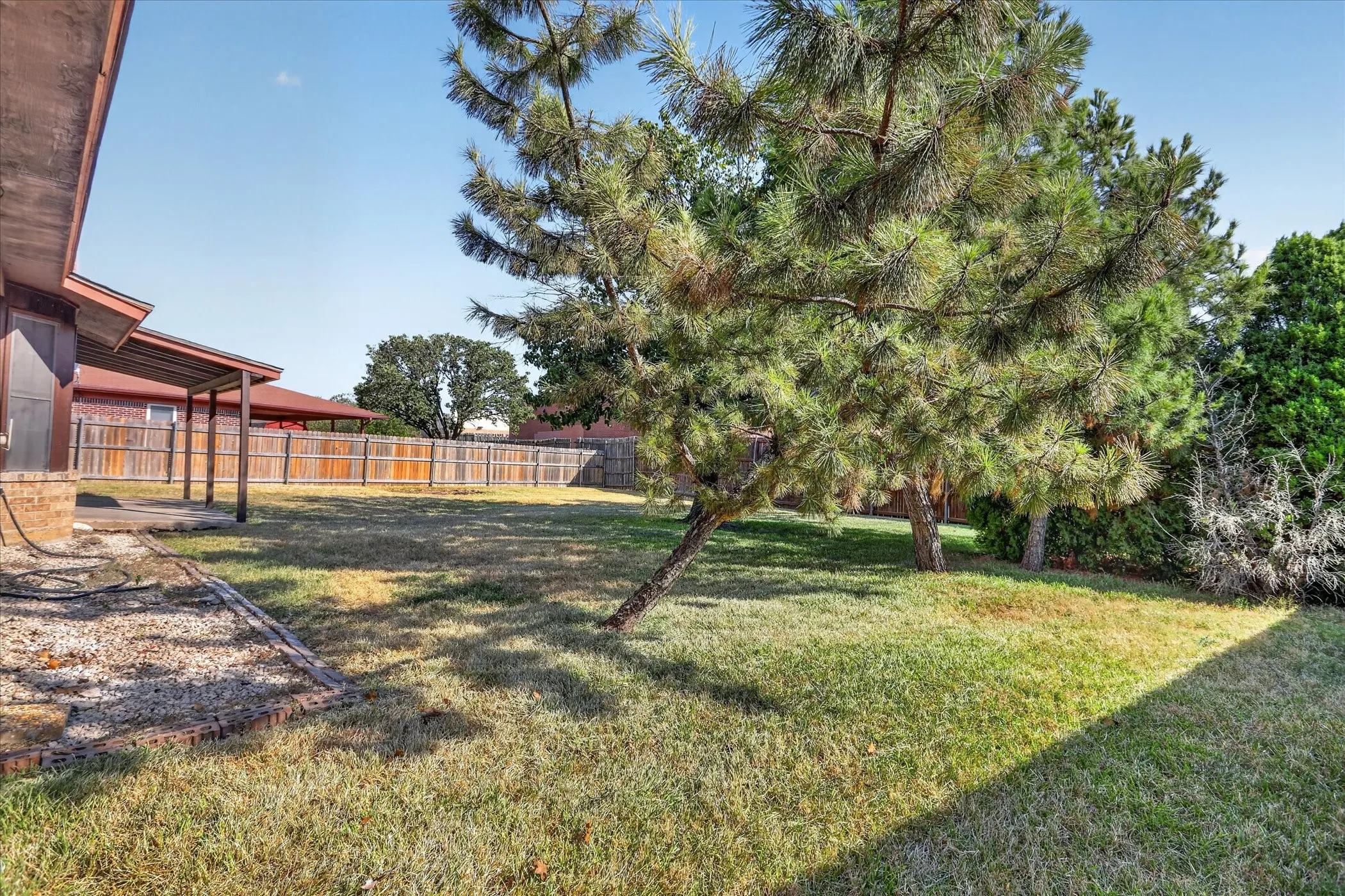 Single Family Residence For Sale in Tarrant County , 208 Asbury Drive, Saginaw, Texas 76179, 3 Bedroom, 2 Bathroom, 2 Garage spaces, 1,302 Sqft, built in 1983, mls#21376555, Real Estate Agent in Saginaw, Homes For Sale in Tarrant county, Homes For Sale in Saginaw, Realtor in Saginaw Texas, Real Estate Brokerage Independent Realty Texas, Luminita Cordes Realtor