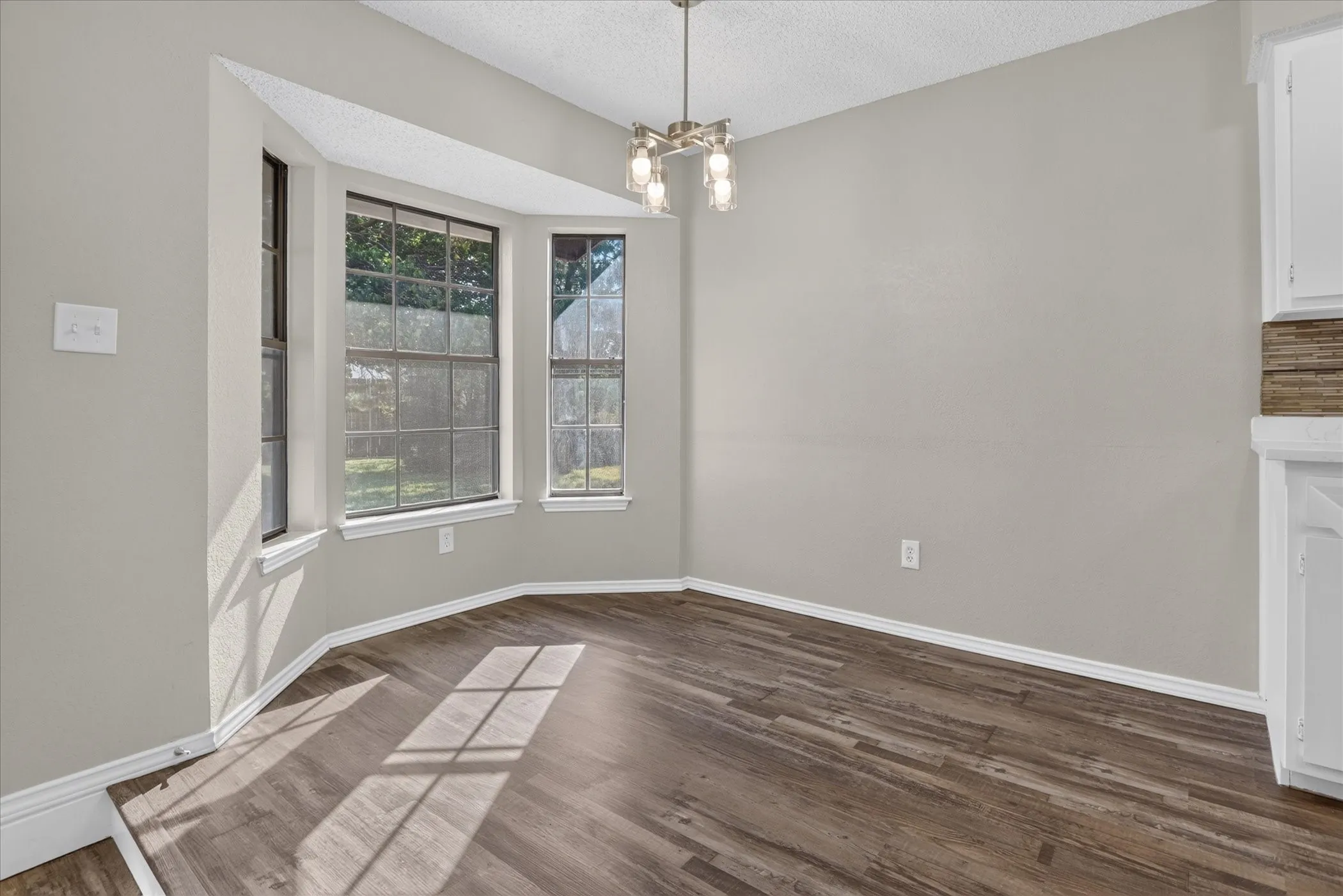 Single Family Residence For Sale in Tarrant County , 208 Asbury Drive, Saginaw, Texas 76179, 3 Bedroom, 2 Bathroom, 2 Garage spaces, 1,302 Sqft, built in 1983, mls#21376555, Real Estate Agent in Saginaw, Homes For Sale in Tarrant county, Homes For Sale in Saginaw, Realtor in Saginaw Texas, Real Estate Brokerage Independent Realty Texas, Luminita Cordes Realtor
