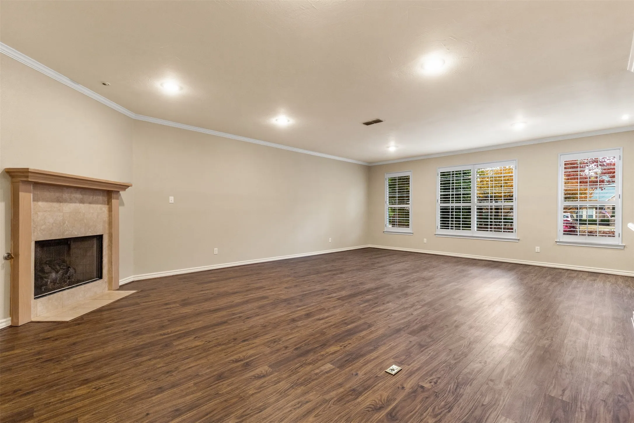 Townhouse For Rent in Tarrant County , 5875 Pecan Chase, Benbrook, Texas 76132, 3 Bedroom, 3 Bathroom, 2 Garage spaces, 2,018 Sqft, built in 1998, mls#21376466, Real Estate Agent in Benbrook, Homes For Rent in Tarrant county, Homes For Rent in Benbrook, Realtor in Benbrook Texas, Real Estate Brokerage Independent Realty Texas, Luminita Cordes Realtor