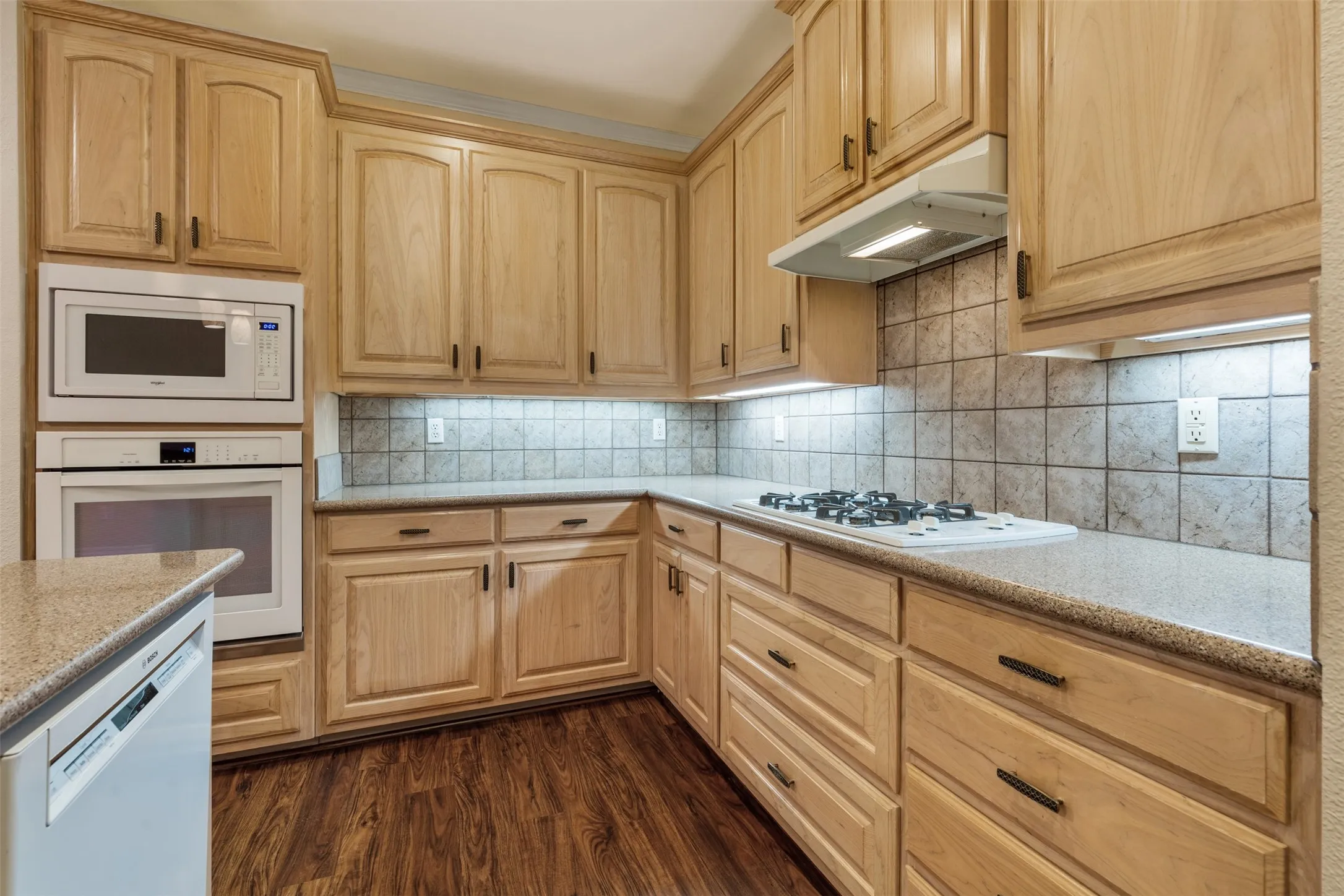 Townhouse For Rent in Tarrant County , 5875 Pecan Chase, Benbrook, Texas 76132, 3 Bedroom, 3 Bathroom, 2 Garage spaces, 2,018 Sqft, built in 1998, mls#21376466, Real Estate Agent in Benbrook, Homes For Rent in Tarrant county, Homes For Rent in Benbrook, Realtor in Benbrook Texas, Real Estate Brokerage Independent Realty Texas, Luminita Cordes Realtor