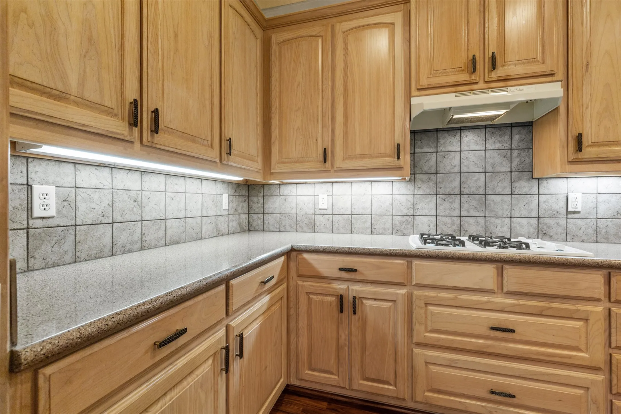 Townhouse For Rent in Tarrant County , 5875 Pecan Chase, Benbrook, Texas 76132, 3 Bedroom, 3 Bathroom, 2 Garage spaces, 2,018 Sqft, built in 1998, mls#21376466, Real Estate Agent in Benbrook, Homes For Rent in Tarrant county, Homes For Rent in Benbrook, Realtor in Benbrook Texas, Real Estate Brokerage Independent Realty Texas, Luminita Cordes Realtor