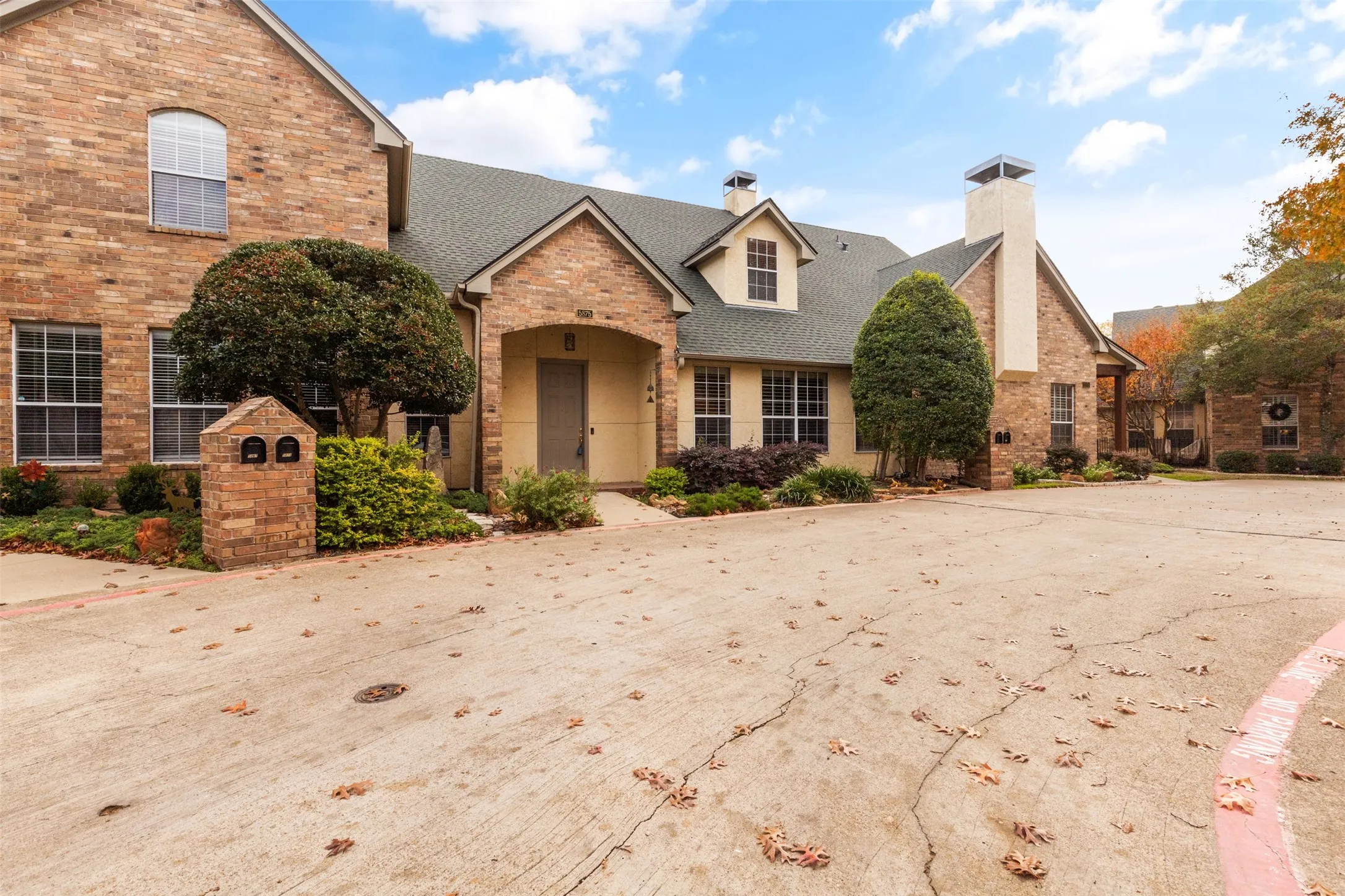 Townhouse For Rent in Tarrant County , 5875 Pecan Chase, Benbrook, Texas 76132, 3 Bedroom, 3 Bathroom, 2 Garage spaces, 2,018 Sqft, built in 1998, mls#21376466, Real Estate Agent in Benbrook, Homes For Rent in Tarrant county, Homes For Rent in Benbrook, Realtor in Benbrook Texas, Real Estate Brokerage Independent Realty Texas, Luminita Cordes Realtor