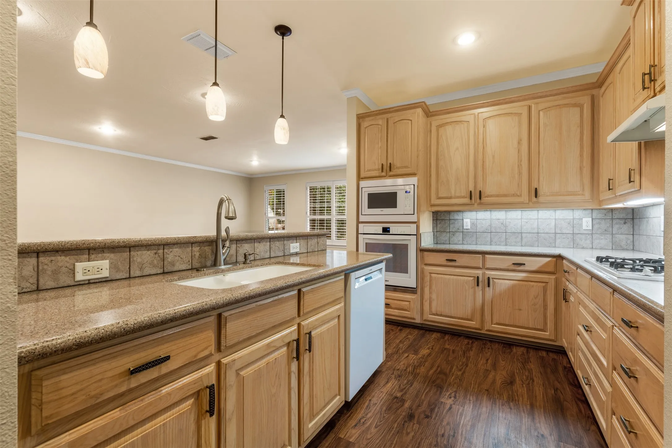 Townhouse For Rent in Tarrant County , 5875 Pecan Chase, Benbrook, Texas 76132, 3 Bedroom, 3 Bathroom, 2 Garage spaces, 2,018 Sqft, built in 1998, mls#21376466, Real Estate Agent in Benbrook, Homes For Rent in Tarrant county, Homes For Rent in Benbrook, Realtor in Benbrook Texas, Real Estate Brokerage Independent Realty Texas, Luminita Cordes Realtor