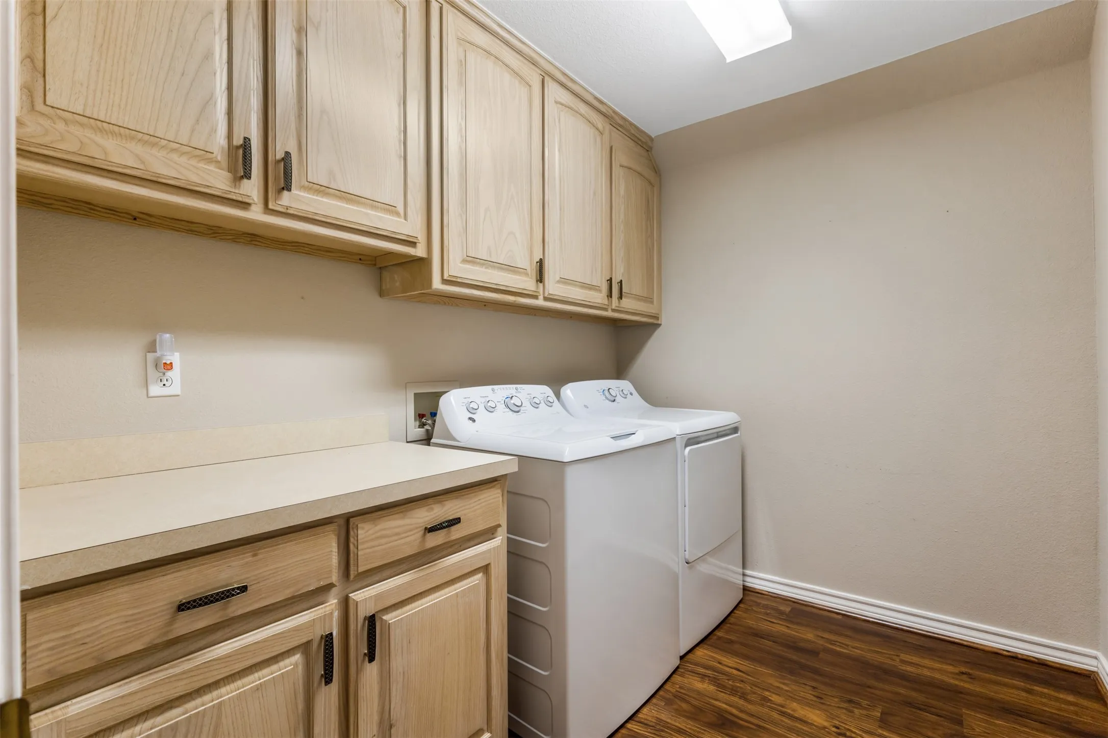 Utility room with washer/dryer
