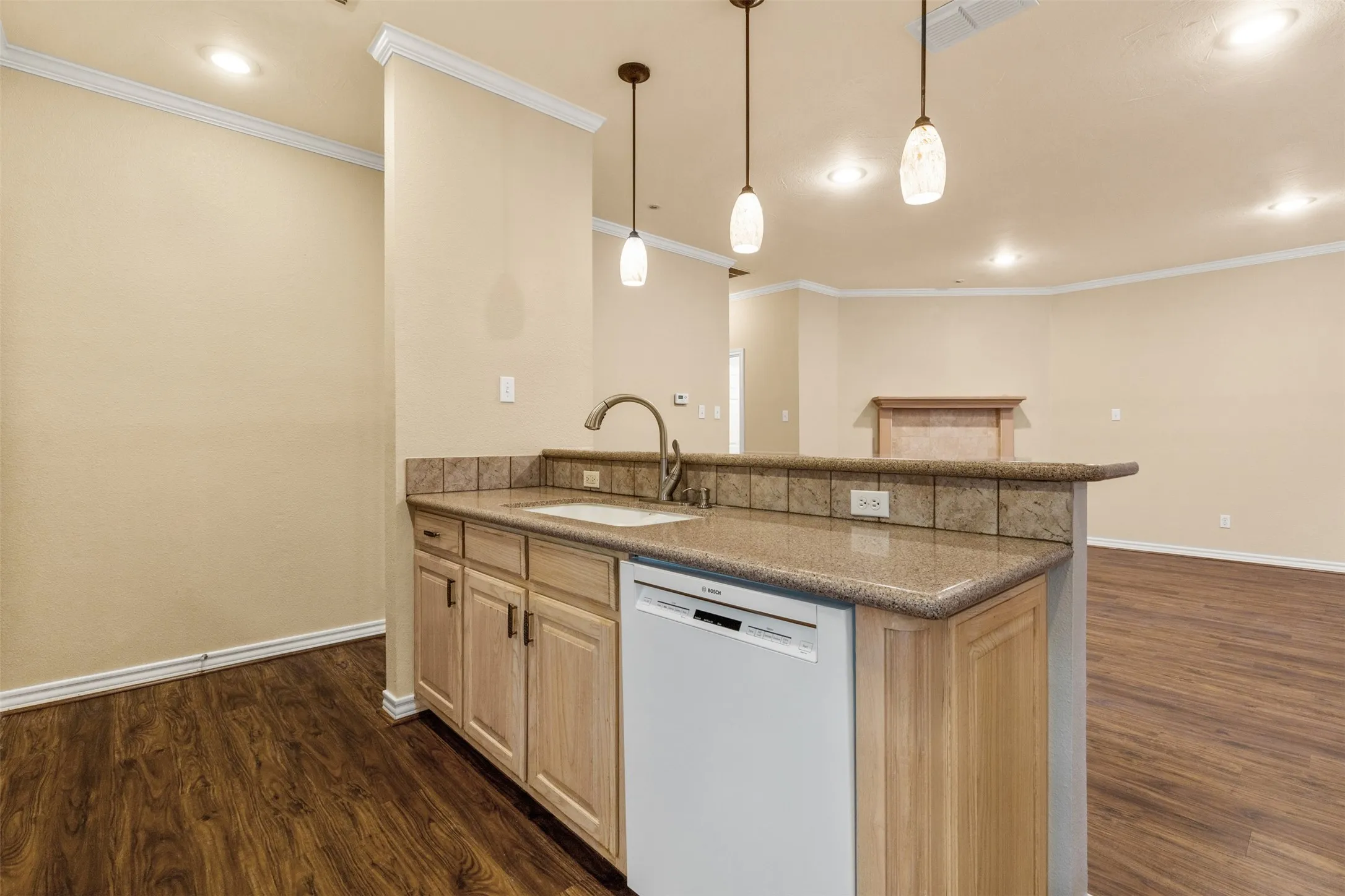 Townhouse For Rent in Tarrant County , 5875 Pecan Chase, Benbrook, Texas 76132, 3 Bedroom, 3 Bathroom, 2 Garage spaces, 2,018 Sqft, built in 1998, mls#21376466, Real Estate Agent in Benbrook, Homes For Rent in Tarrant county, Homes For Rent in Benbrook, Realtor in Benbrook Texas, Real Estate Brokerage Independent Realty Texas, Luminita Cordes Realtor