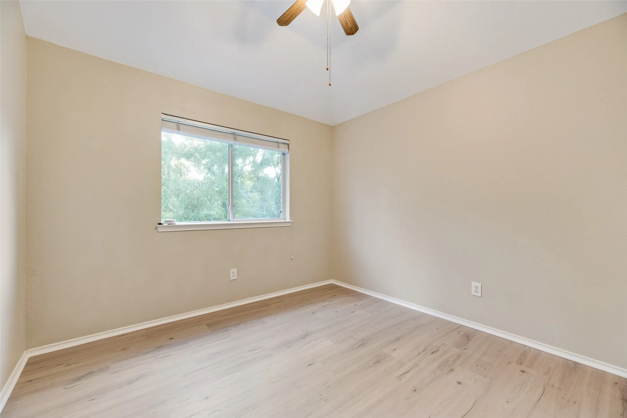 Single Family Residence For Rent in Dallas County , 2209 Norwich Place, Carrollton, Texas 75006, 3 Bedroom, 3 Bathroom, 2 Garage spaces, 1,980 Sqft, built in 1994, mls#21372587, Real Estate Agent in Carrollton, Homes For Rent in Dallas county, Homes For Rent in Carrollton, Realtor in Carrollton Texas, Real Estate Brokerage Independent Realty Texas, Luminita Cordes Realtor