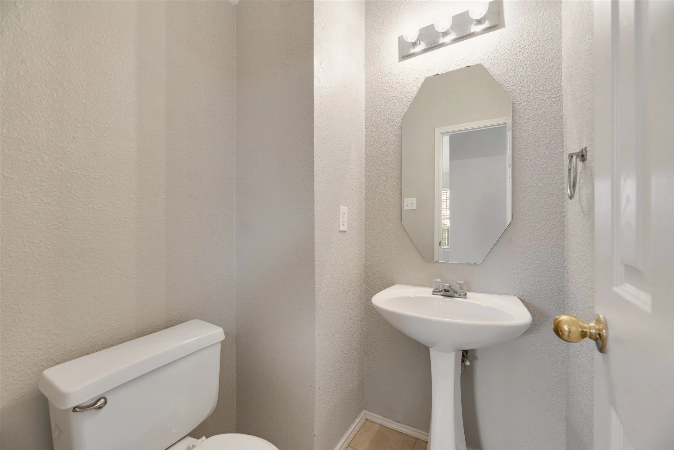 Single Family Residence For Rent in Dallas County , 2209 Norwich Place, Carrollton, Texas 75006, 3 Bedroom, 3 Bathroom, 2 Garage spaces, 1,980 Sqft, built in 1994, mls#21372587, Real Estate Agent in Carrollton, Homes For Rent in Dallas county, Homes For Rent in Carrollton, Realtor in Carrollton Texas, Real Estate Brokerage Independent Realty Texas, Luminita Cordes Realtor