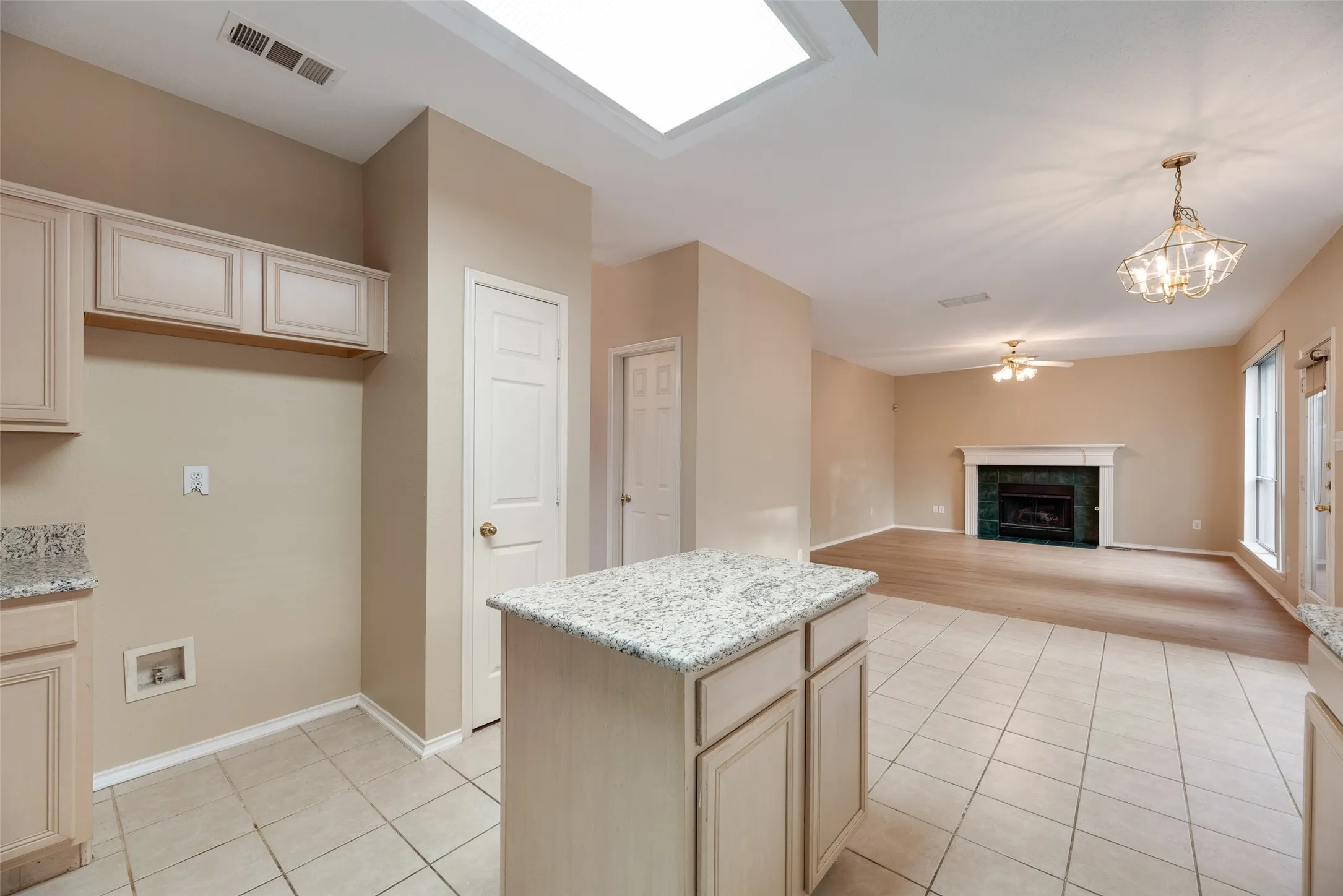 Single Family Residence For Rent in Dallas County , 2209 Norwich Place, Carrollton, Texas 75006, 3 Bedroom, 3 Bathroom, 2 Garage spaces, 1,980 Sqft, built in 1994, mls#21372587, Real Estate Agent in Carrollton, Homes For Rent in Dallas county, Homes For Rent in Carrollton, Realtor in Carrollton Texas, Real Estate Brokerage Independent Realty Texas, Luminita Cordes Realtor