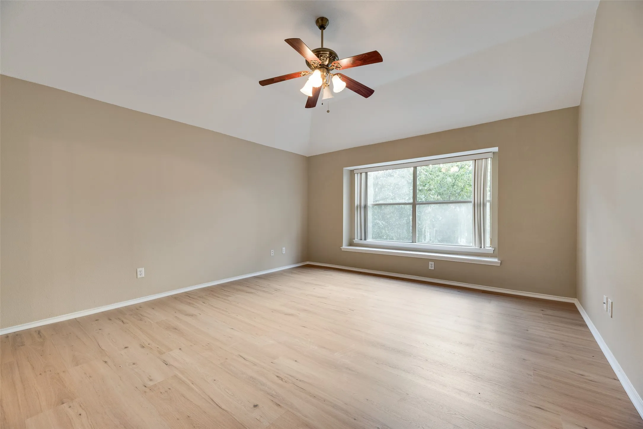 Single Family Residence For Rent in Dallas County , 2209 Norwich Place, Carrollton, Texas 75006, 3 Bedroom, 3 Bathroom, 2 Garage spaces, 1,980 Sqft, built in 1994, mls#21372587, Real Estate Agent in Carrollton, Homes For Rent in Dallas county, Homes For Rent in Carrollton, Realtor in Carrollton Texas, Real Estate Brokerage Independent Realty Texas, Luminita Cordes Realtor