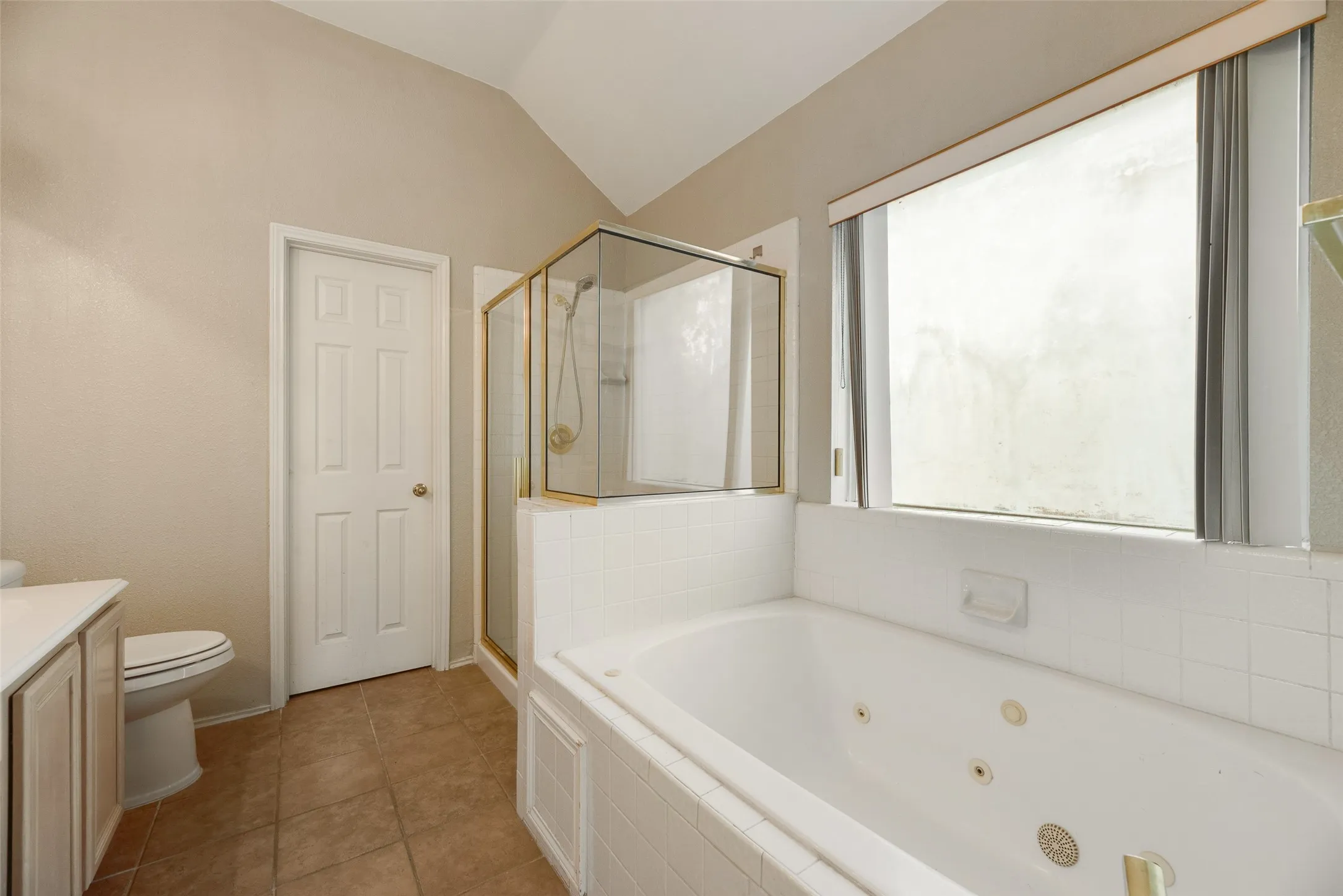 Single Family Residence For Rent in Dallas County , 2209 Norwich Place, Carrollton, Texas 75006, 3 Bedroom, 3 Bathroom, 2 Garage spaces, 1,980 Sqft, built in 1994, mls#21372587, Real Estate Agent in Carrollton, Homes For Rent in Dallas county, Homes For Rent in Carrollton, Realtor in Carrollton Texas, Real Estate Brokerage Independent Realty Texas, Luminita Cordes Realtor