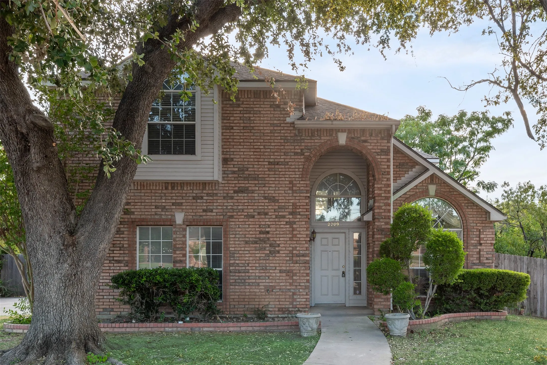 Single Family Residence For Rent in Dallas County , 2209 Norwich Place, Carrollton, Texas 75006, 3 Bedroom, 3 Bathroom, 2 Garage spaces, 1,980 Sqft, built in 1994, mls#21372587, Real Estate Agent in Carrollton, Homes For Rent in Dallas county, Homes For Rent in Carrollton, Realtor in Carrollton Texas, Real Estate Brokerage Independent Realty Texas, Luminita Cordes Realtor