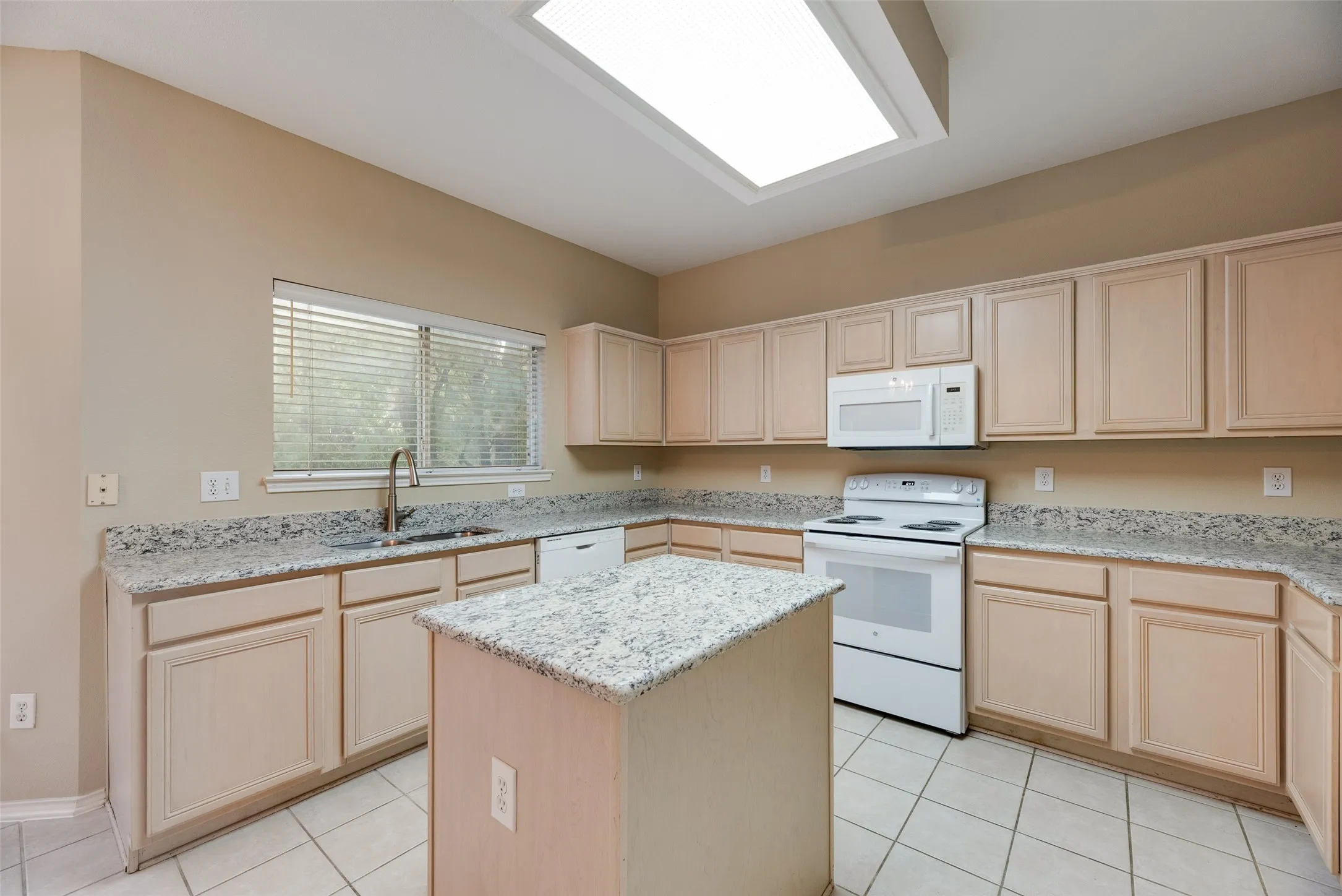 Single Family Residence For Rent in Dallas County , 2209 Norwich Place, Carrollton, Texas 75006, 3 Bedroom, 3 Bathroom, 2 Garage spaces, 1,980 Sqft, built in 1994, mls#21372587, Real Estate Agent in Carrollton, Homes For Rent in Dallas county, Homes For Rent in Carrollton, Realtor in Carrollton Texas, Real Estate Brokerage Independent Realty Texas, Luminita Cordes Realtor
