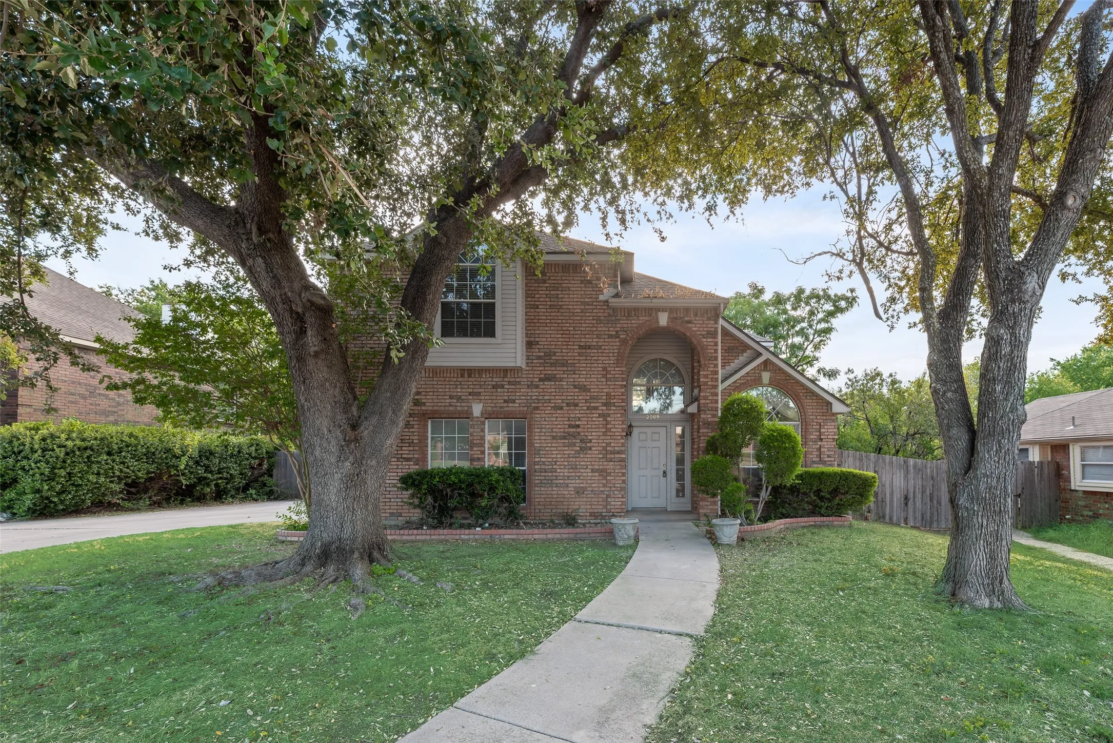 Single Family Residence For Rent in Dallas County , 2209 Norwich Place, Carrollton, Texas 75006, 3 Bedroom, 3 Bathroom, 2 Garage spaces, 1,980 Sqft, built in 1994, mls#21372587, Real Estate Agent in Carrollton, Homes For Rent in Dallas county, Homes For Rent in Carrollton, Realtor in Carrollton Texas, Real Estate Brokerage Independent Realty Texas, Luminita Cordes Realtor