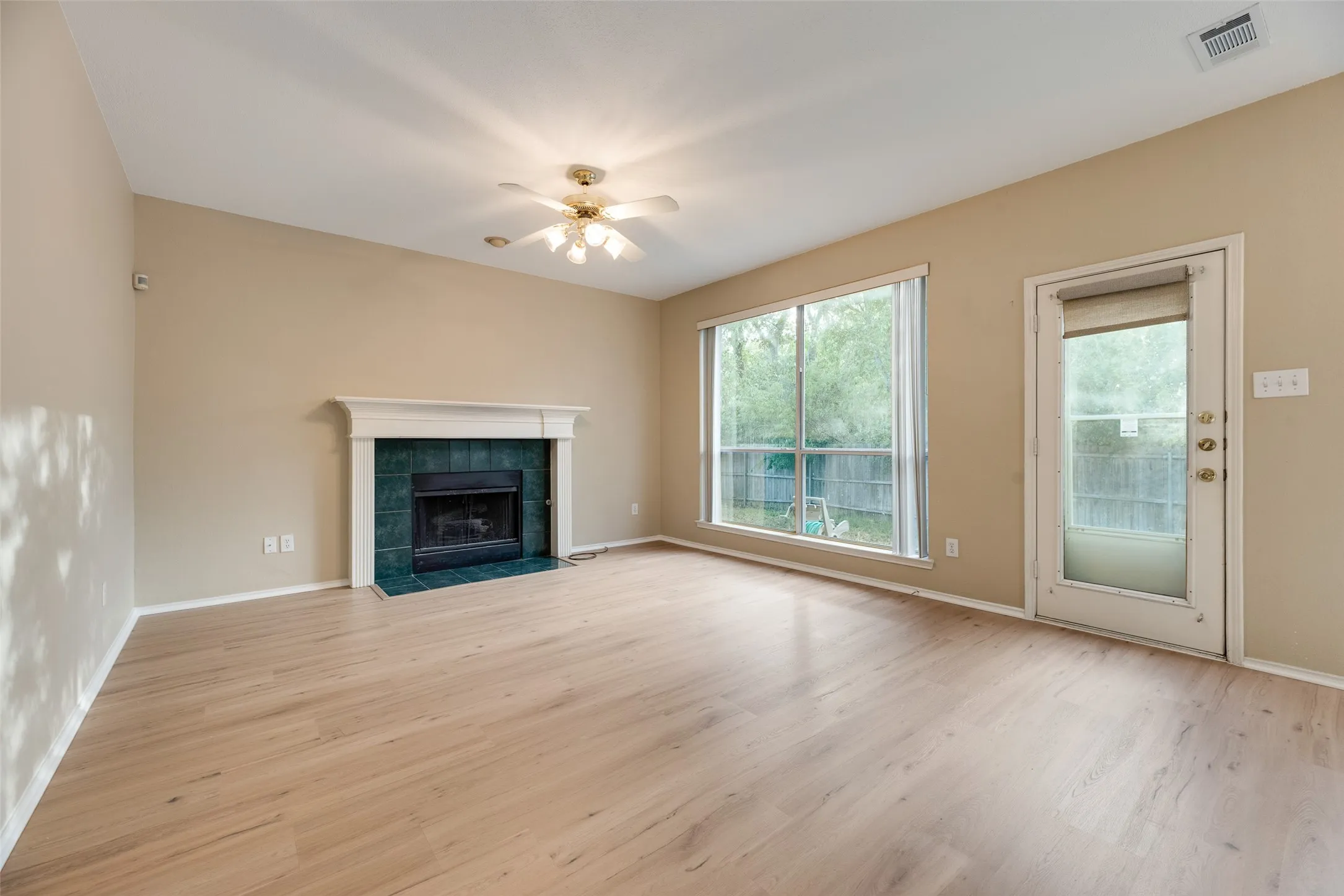 Single Family Residence For Rent in Dallas County , 2209 Norwich Place, Carrollton, Texas 75006, 3 Bedroom, 3 Bathroom, 2 Garage spaces, 1,980 Sqft, built in 1994, mls#21372587, Real Estate Agent in Carrollton, Homes For Rent in Dallas county, Homes For Rent in Carrollton, Realtor in Carrollton Texas, Real Estate Brokerage Independent Realty Texas, Luminita Cordes Realtor