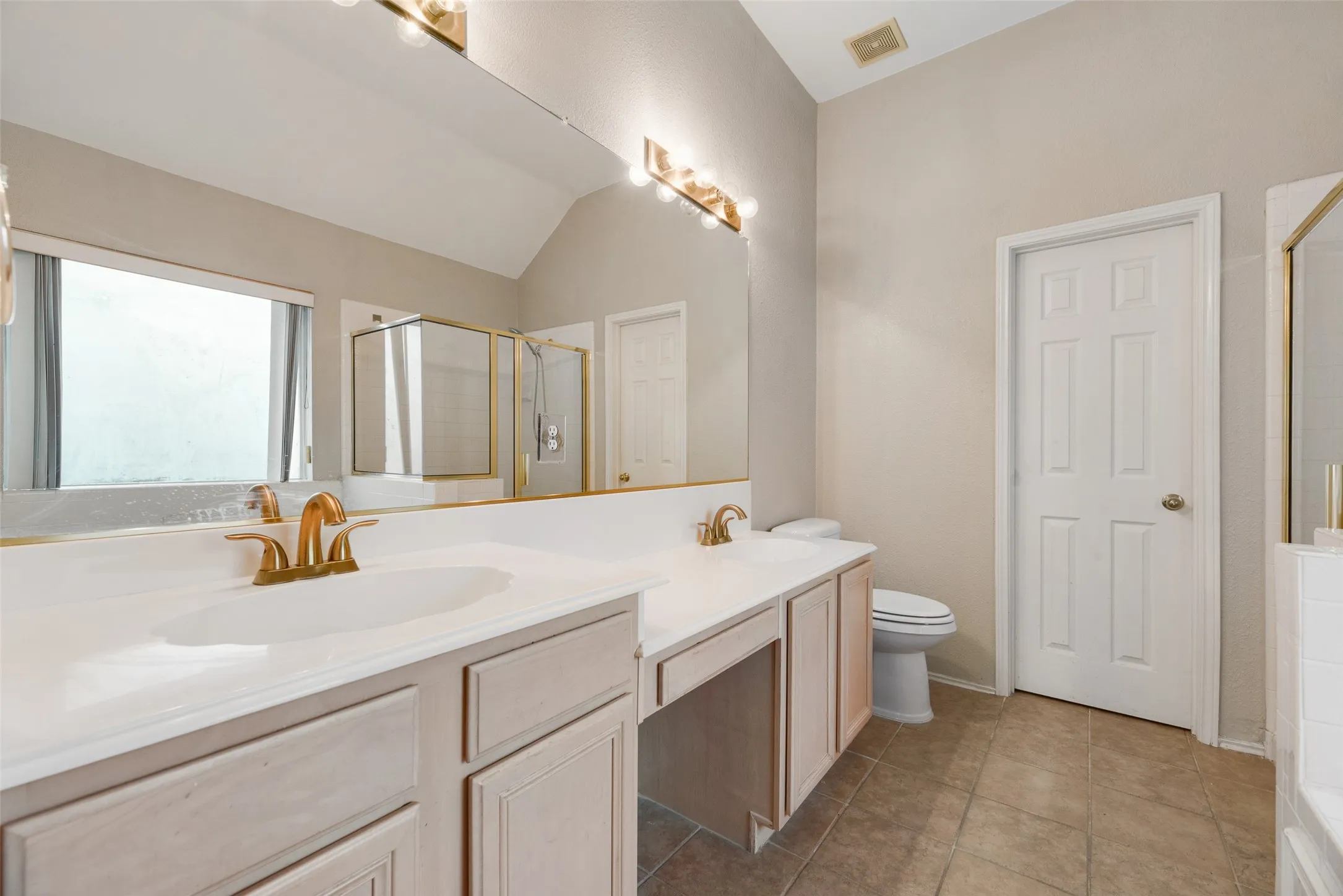 Single Family Residence For Rent in Dallas County , 2209 Norwich Place, Carrollton, Texas 75006, 3 Bedroom, 3 Bathroom, 2 Garage spaces, 1,980 Sqft, built in 1994, mls#21372587, Real Estate Agent in Carrollton, Homes For Rent in Dallas county, Homes For Rent in Carrollton, Realtor in Carrollton Texas, Real Estate Brokerage Independent Realty Texas, Luminita Cordes Realtor