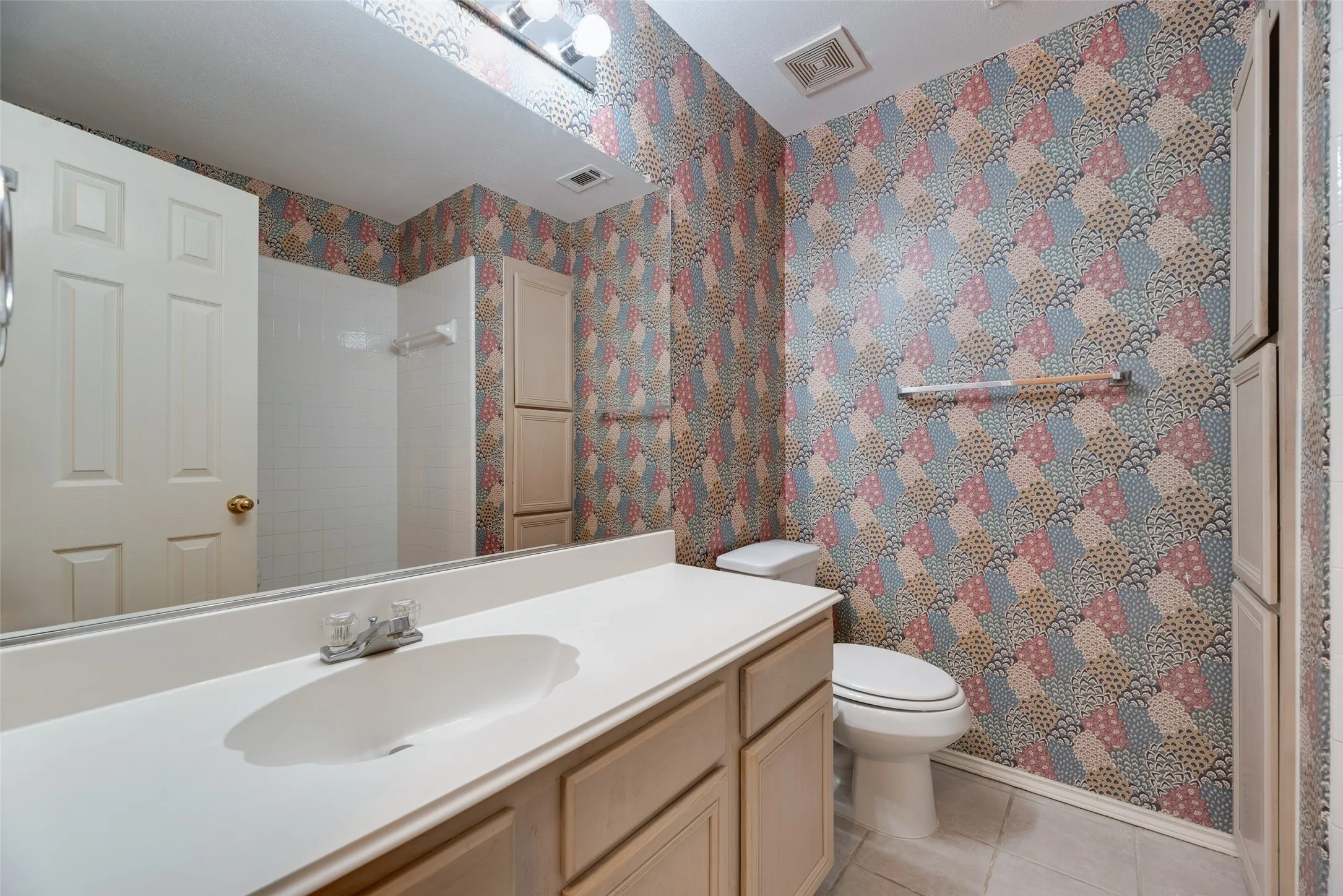 Single Family Residence For Rent in Dallas County , 2209 Norwich Place, Carrollton, Texas 75006, 3 Bedroom, 3 Bathroom, 2 Garage spaces, 1,980 Sqft, built in 1994, mls#21372587, Real Estate Agent in Carrollton, Homes For Rent in Dallas county, Homes For Rent in Carrollton, Realtor in Carrollton Texas, Real Estate Brokerage Independent Realty Texas, Luminita Cordes Realtor